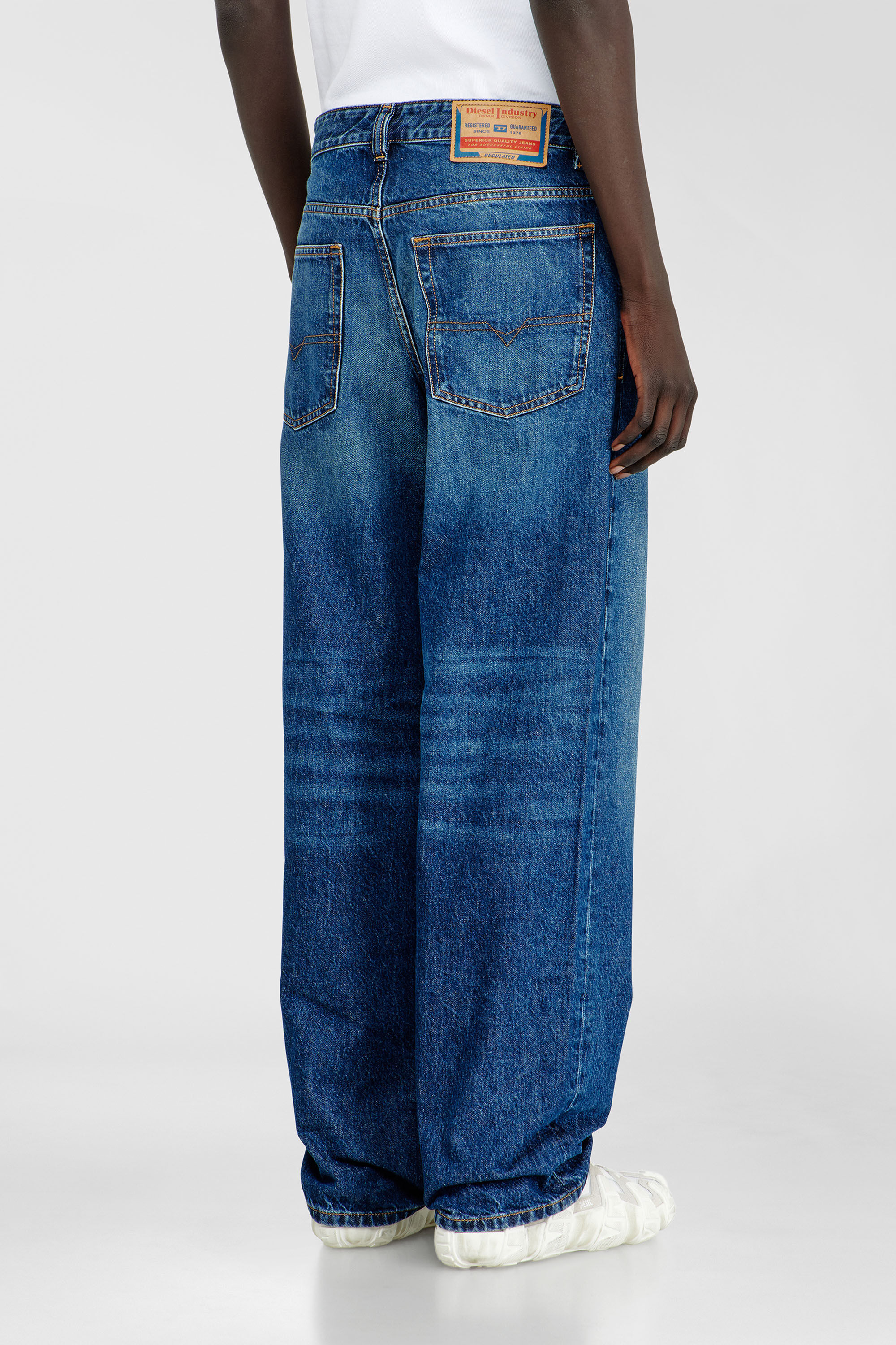 Diesel - Herren Relaxed Jeans 2001 D-Macro 09I27, Mittelblau - 4