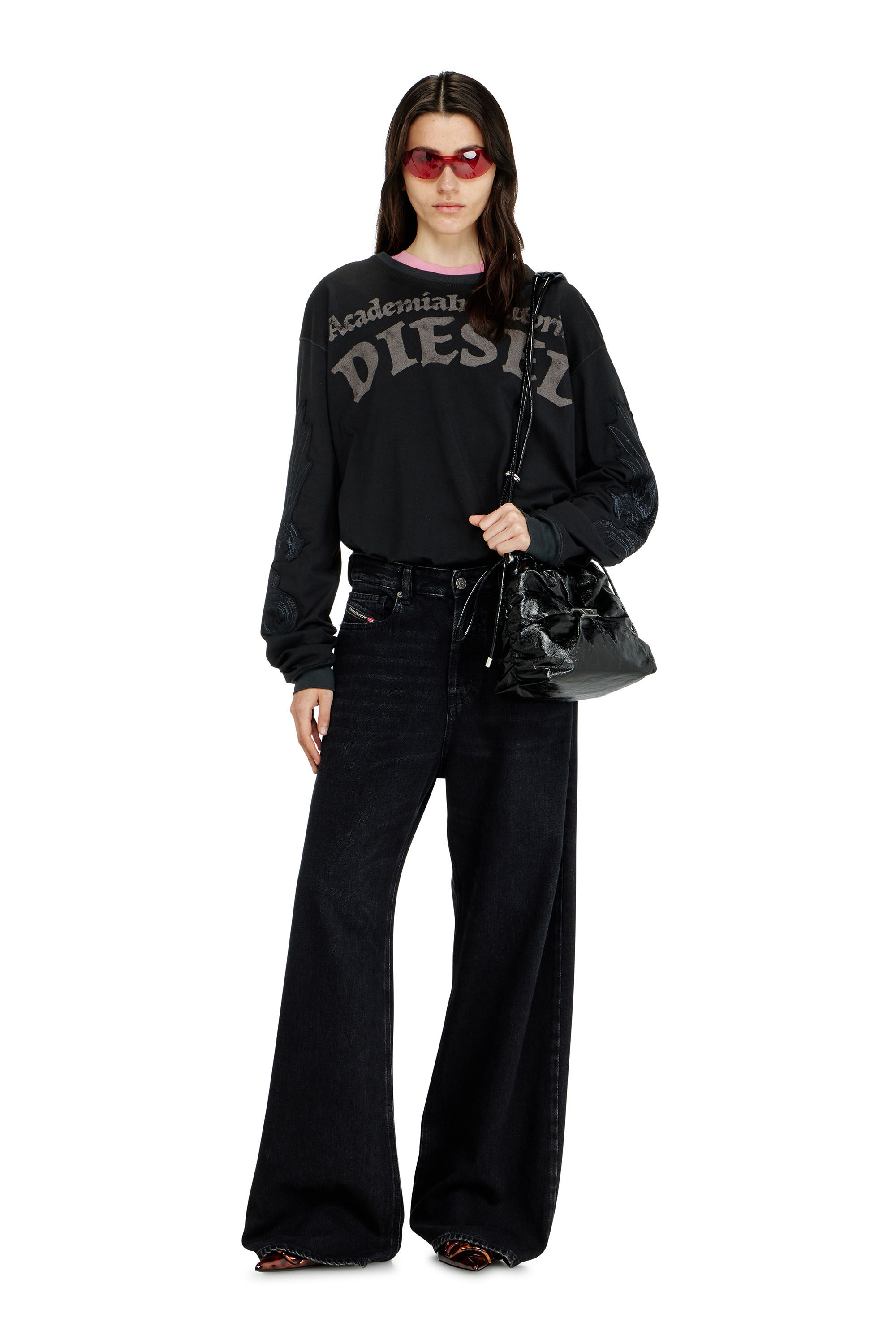 Diesel - SCRUNCH-D BUCKET, Damen Scrunch-D-Beuteltasche aus gl&auml;nzendem zerknittertem Leder in Schwarz - 1