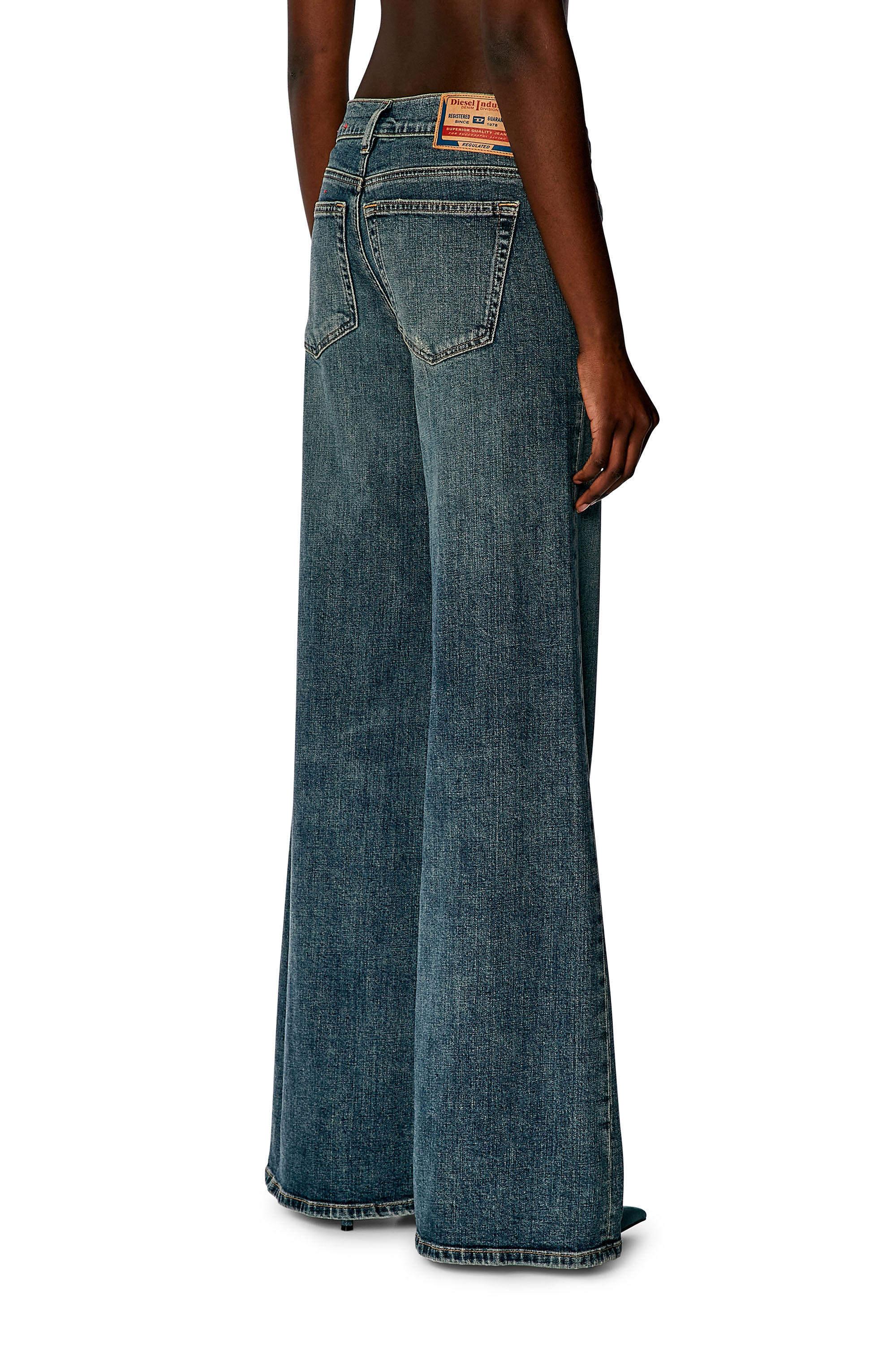 Diesel - Bootcut and Flare Jeans 1978 D-Akemi 0DQAC, Mittelblau - Image 4