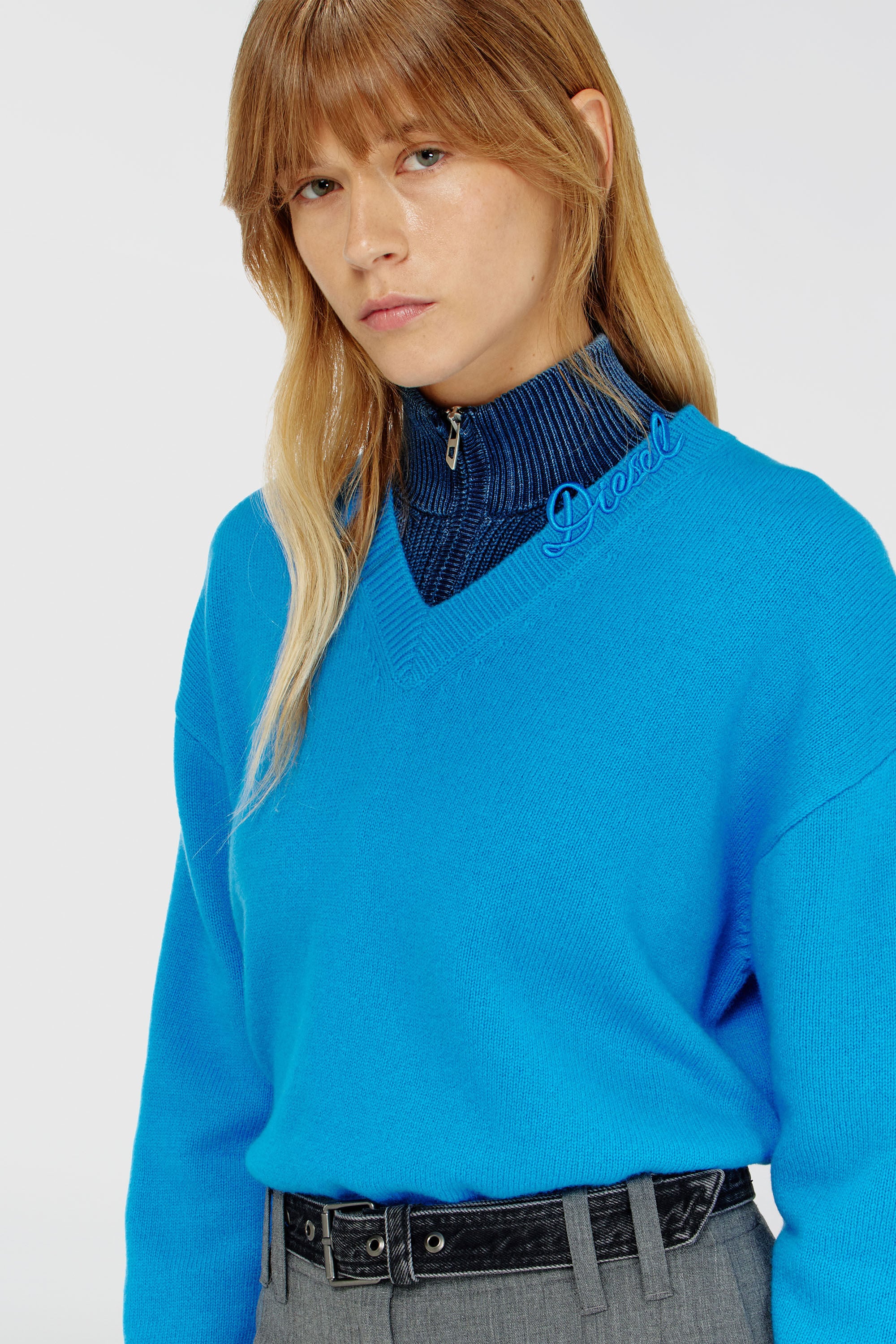 Diesel - M-IMOSA, Damen Wollpullover mit V-Ausschnitt und Logo am Kragen in Azurblau - 4