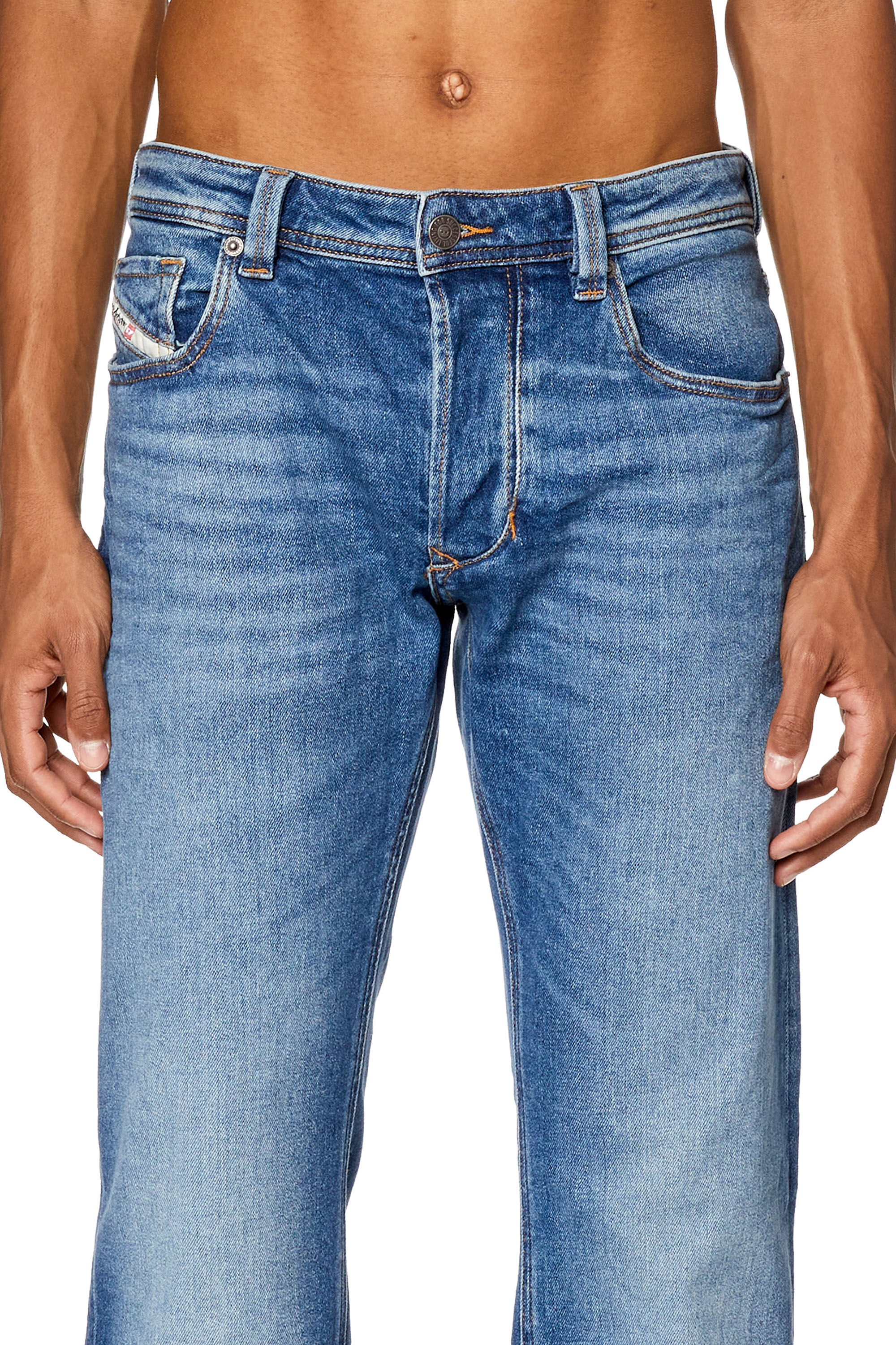 Diesel - Straight Jeans 1985 Larkee 0ENAT, Mittelblau - Image 5