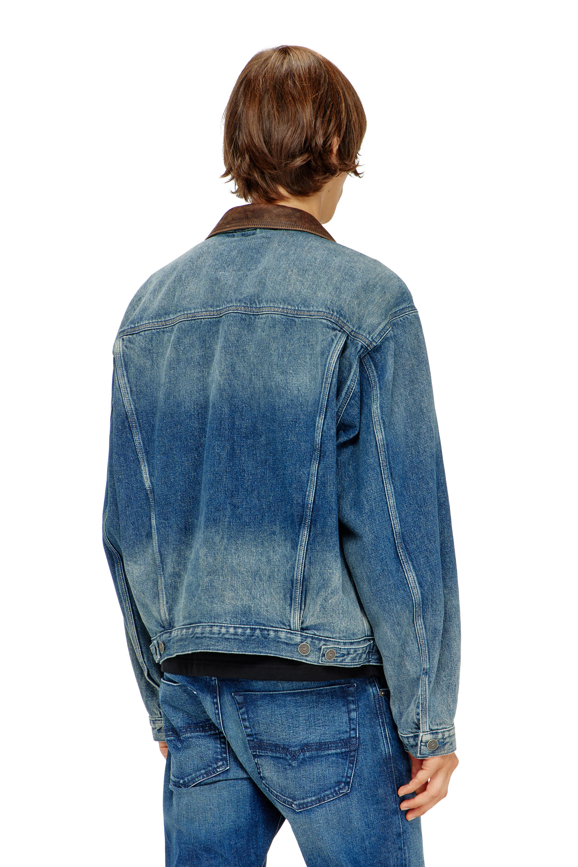 Diesel - D-DENVER-S1, Unisex Jeans-Truckerjacke mit kontrastierenden Lederbes&auml;tzen in Blau - 4
