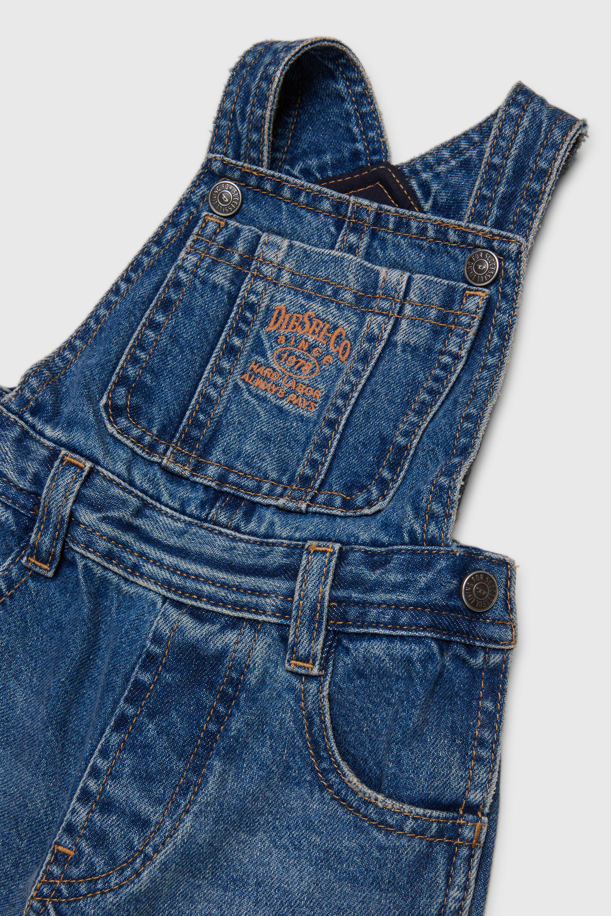 Diesel - JARYB, Unisex Denim-Latzhose mit Logo-Stickerei in Mittelblau - 3