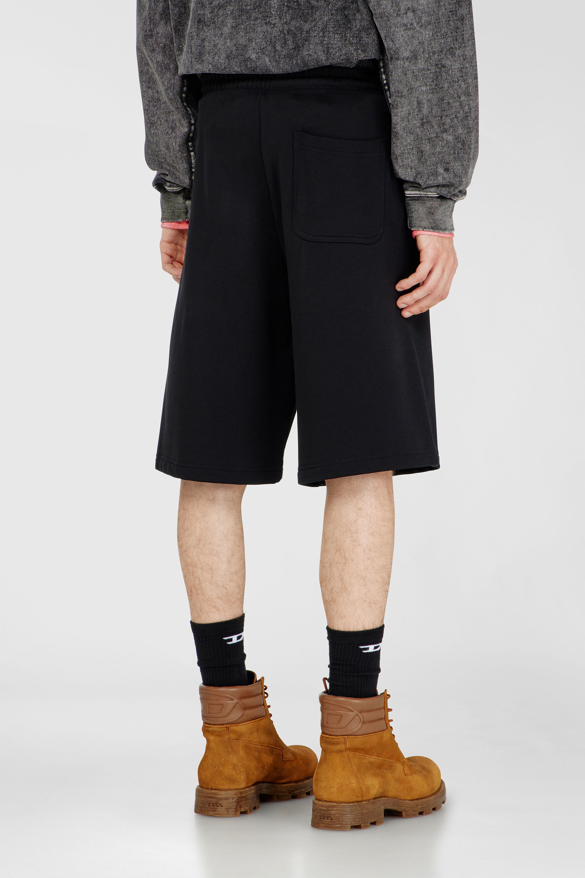 Diesel - P-CROW-DIV, Herren Fleece-Shorts mit Maxi-Logopatch in Schwarz - 4