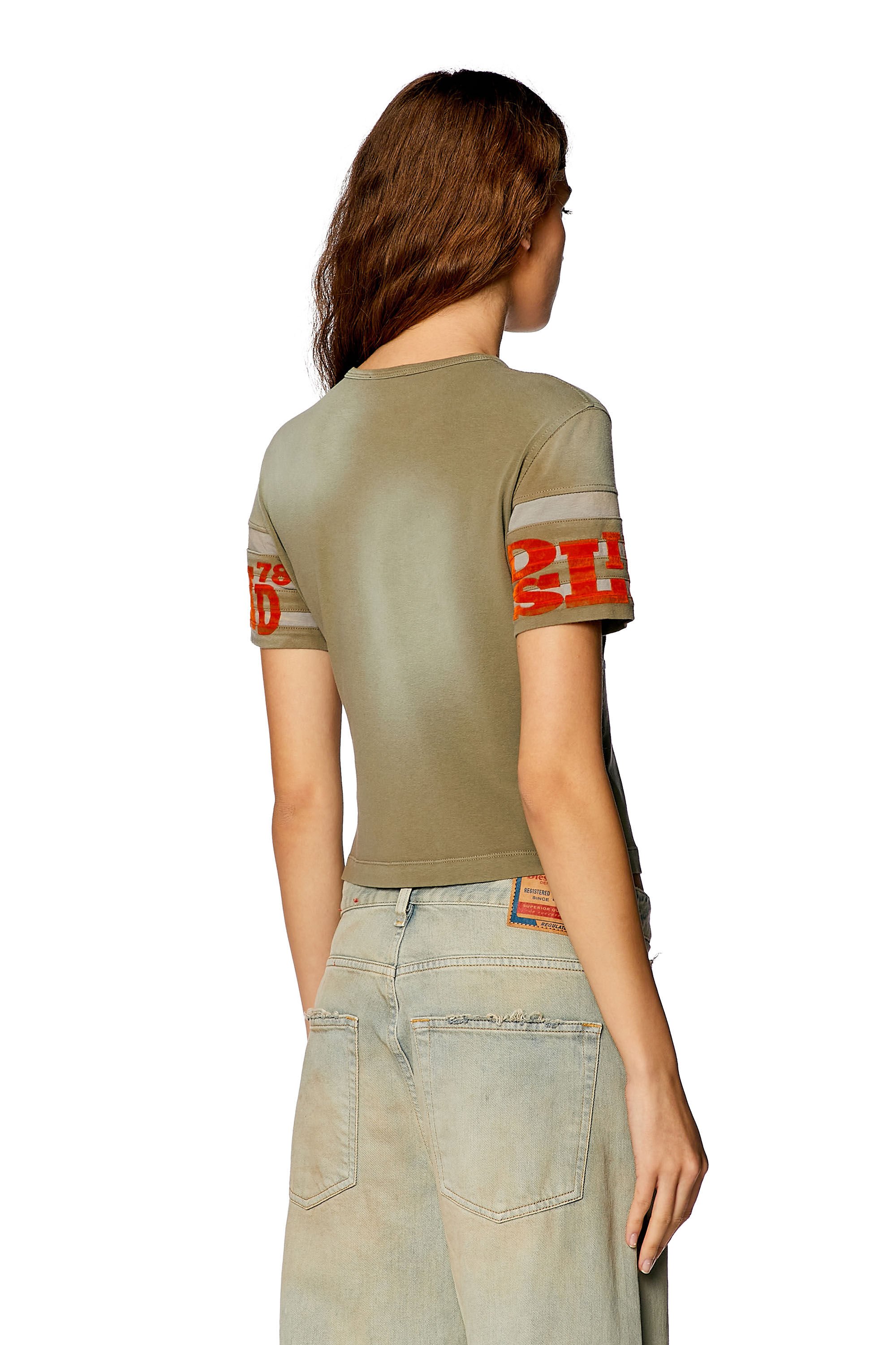 Diesel - T-UNCUSL, Damen T-Shirt aus behandeltem Jersey mit aufgeflockten Prints in Braun - Image 4