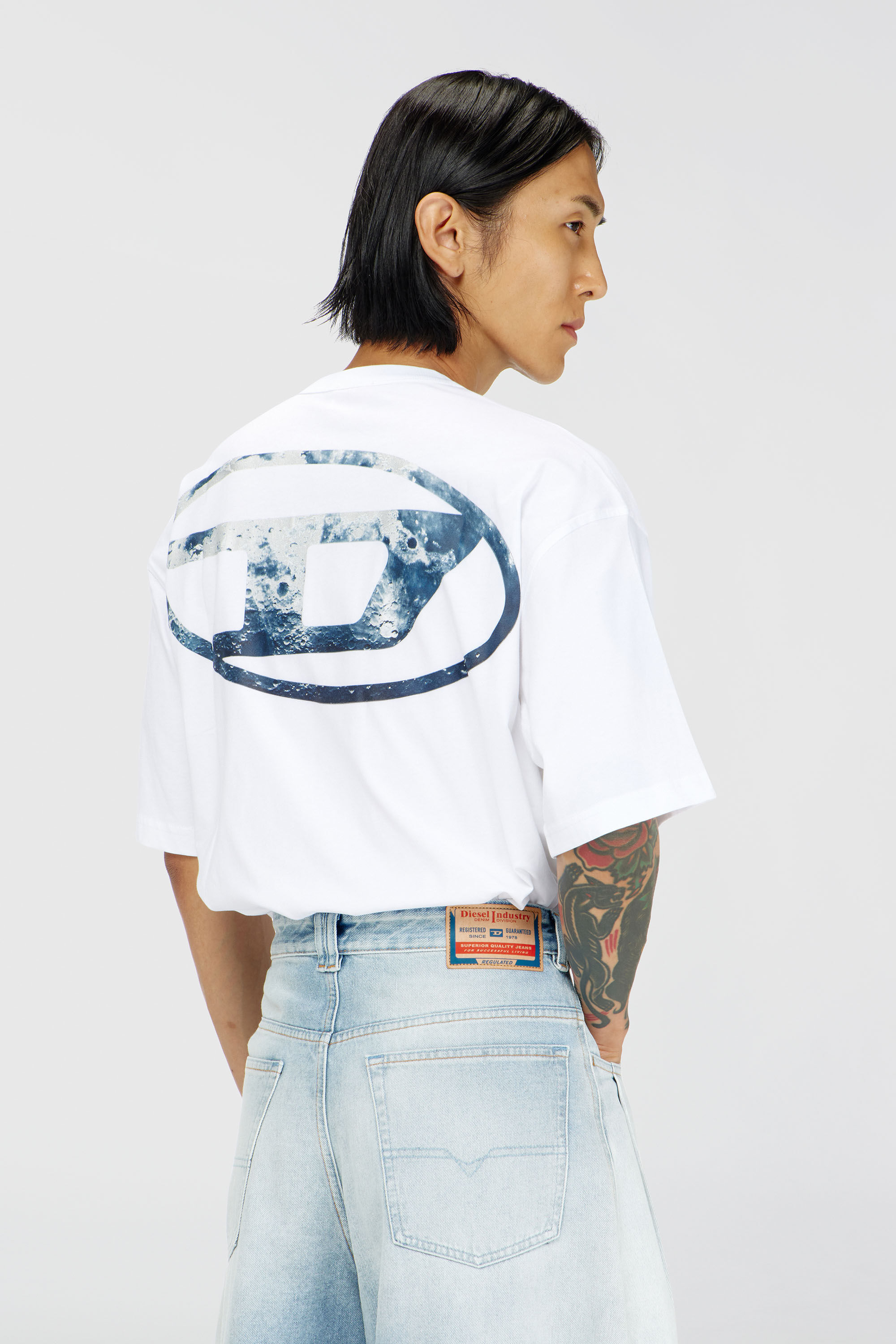 Diesel - T-WASH-MOON-T92, Herren T-Shirt aus Baumwolle mit Oval D Logo und Grafik in Wei&szlig; - 4