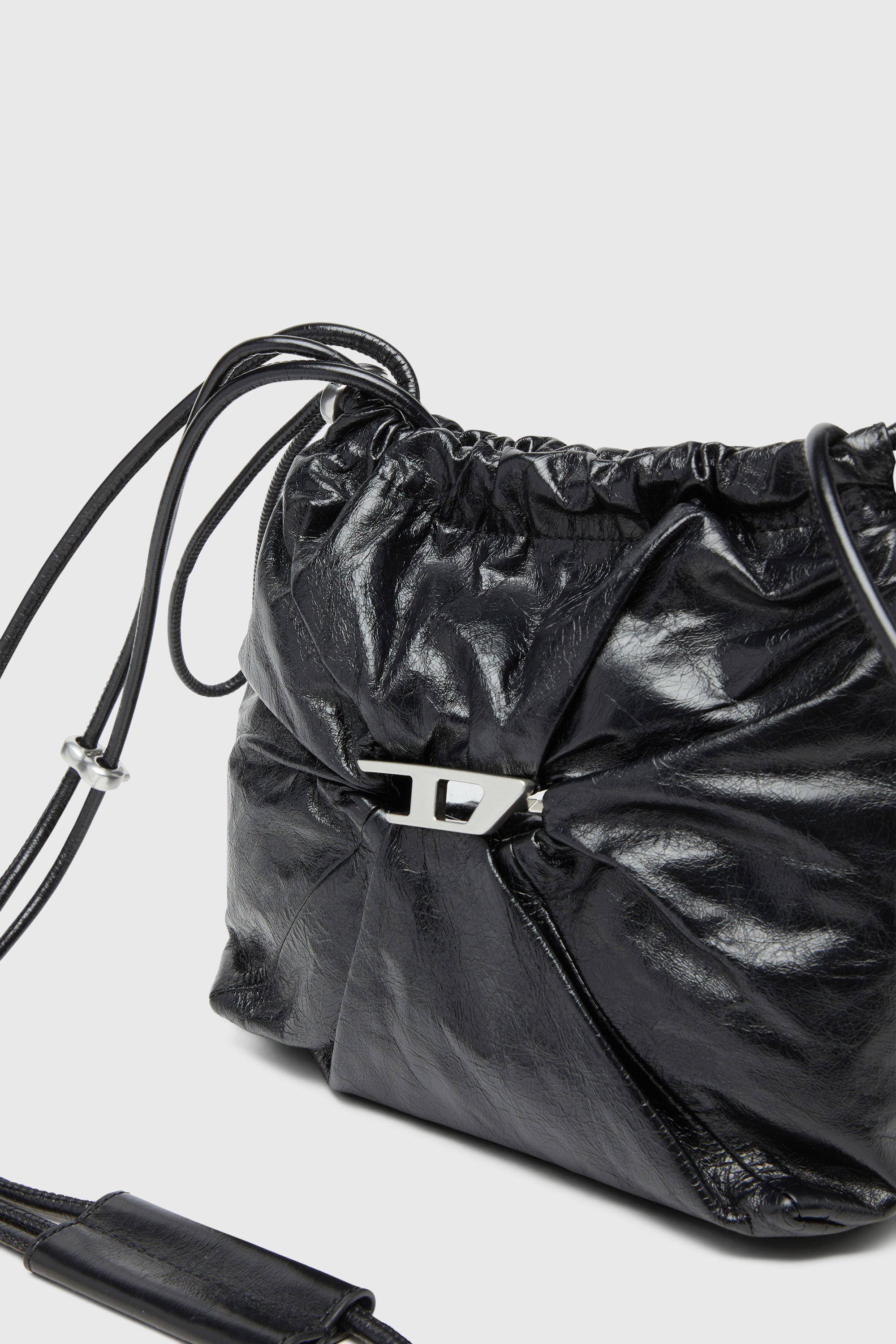 Diesel - SCRUNCH-D BUCKET, Damen Scrunch-D-Beuteltasche aus gl&auml;nzendem zerknittertem Leder in Schwarz - 6