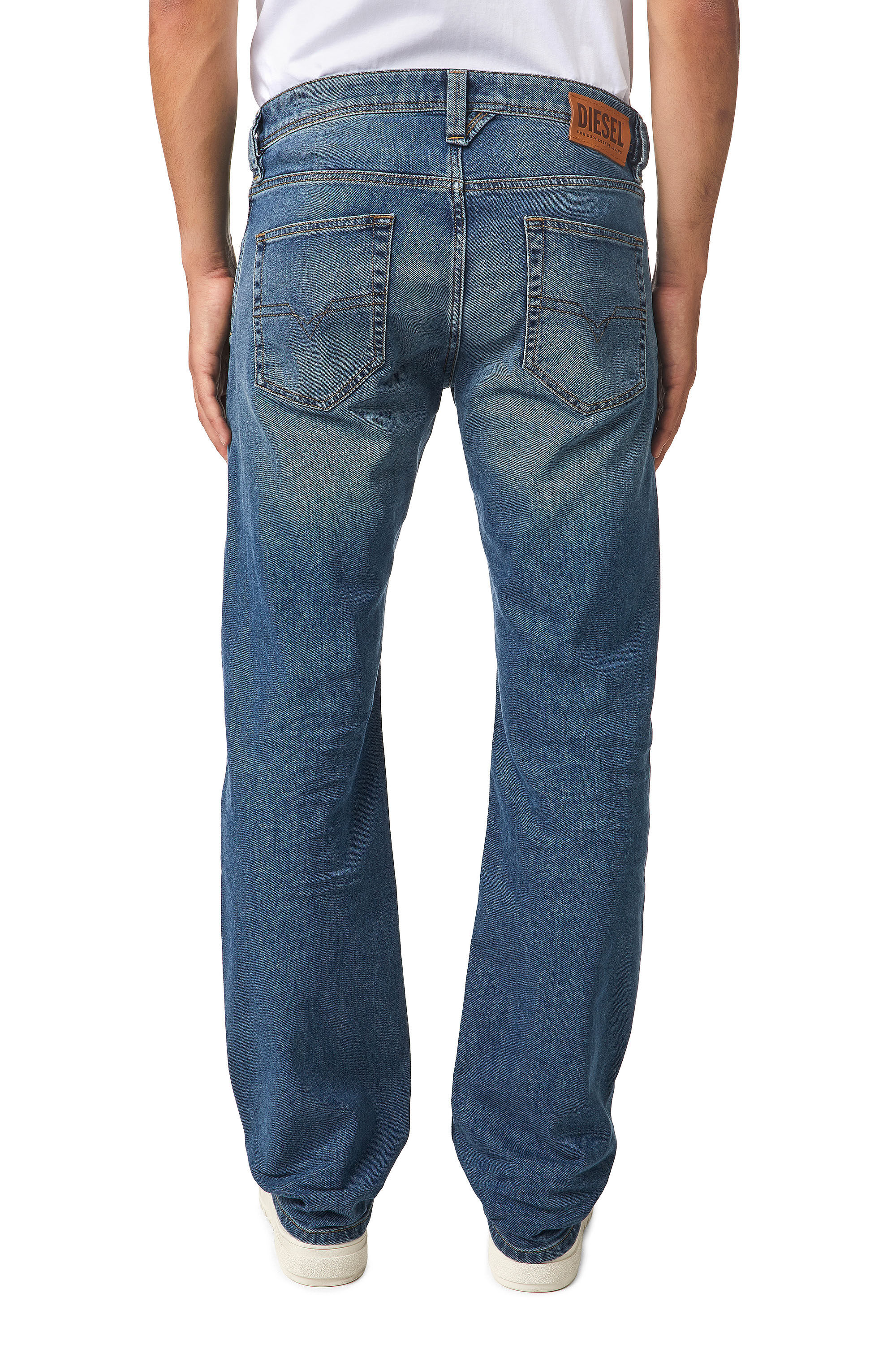 Diesel - Larkee 009EI Straight Jeans, Mittelblau - Image 4