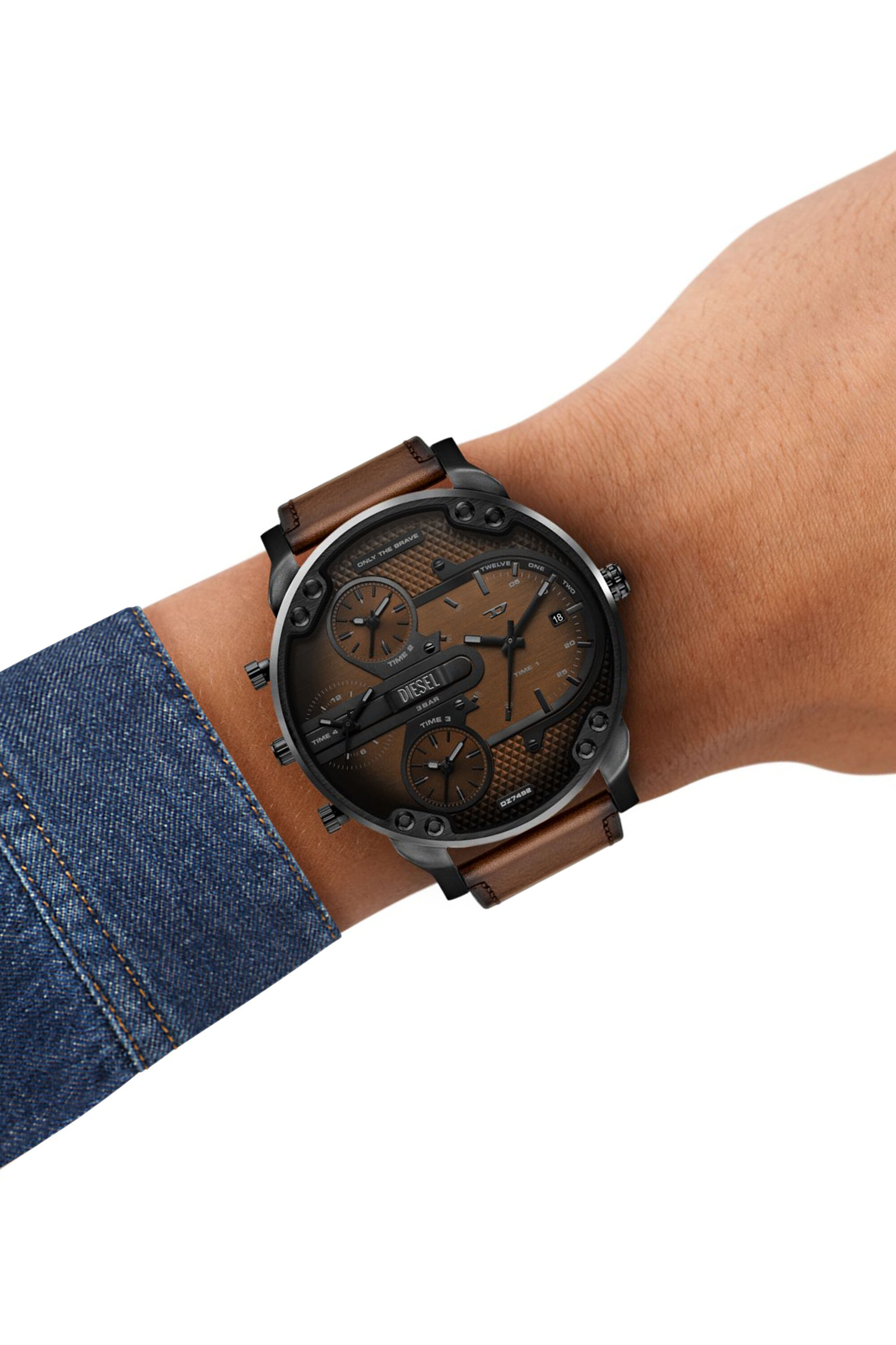 Diesel - DZ7492 WATCH, Herren Mega Chief Slim Braunlederuhr in Braun - 4