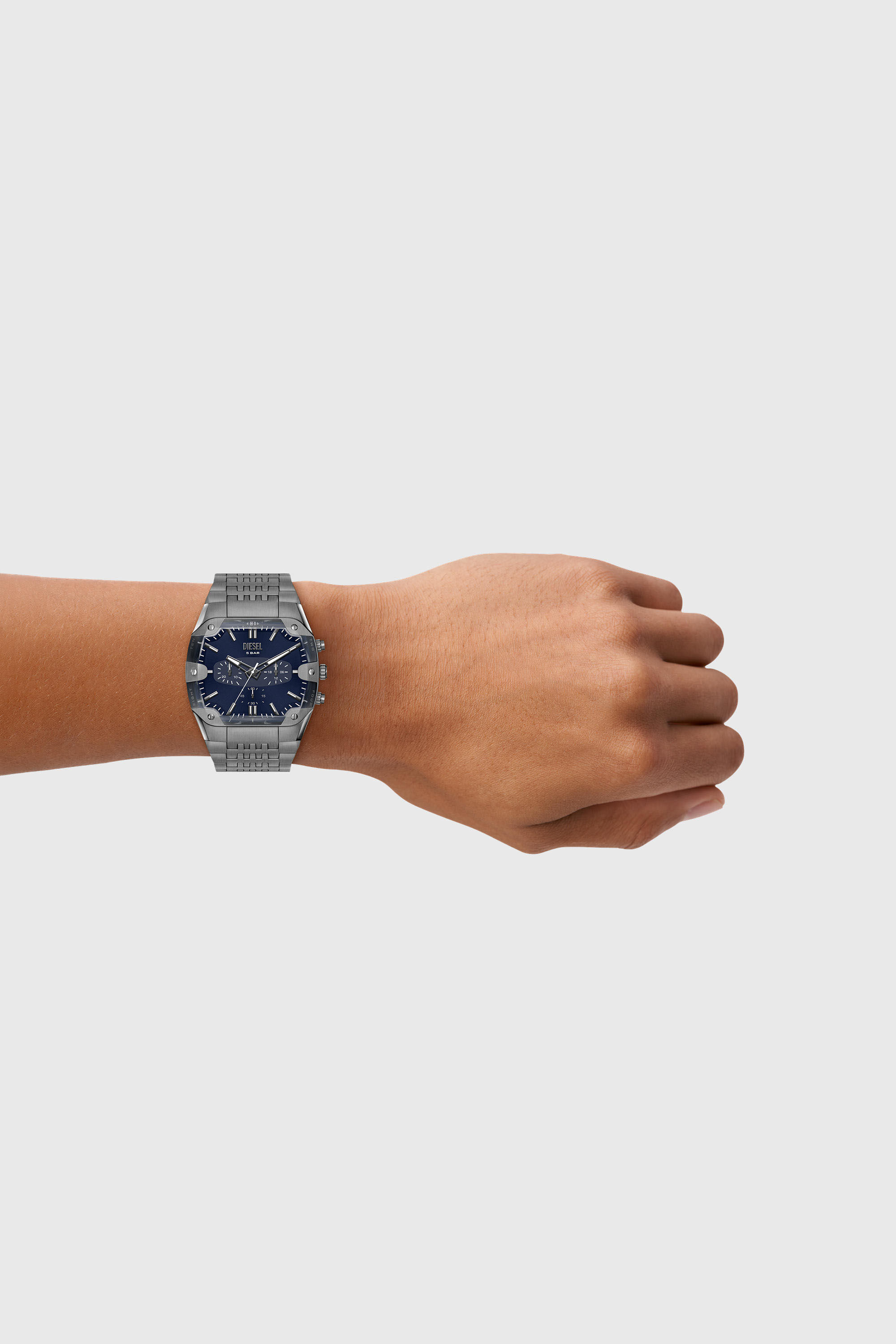 Diesel - DZ4717 WATCH, Herren Spiked Cushion Uhr aus Edelstahl in Gunmetal-Optik in Dunkelgrau - 5