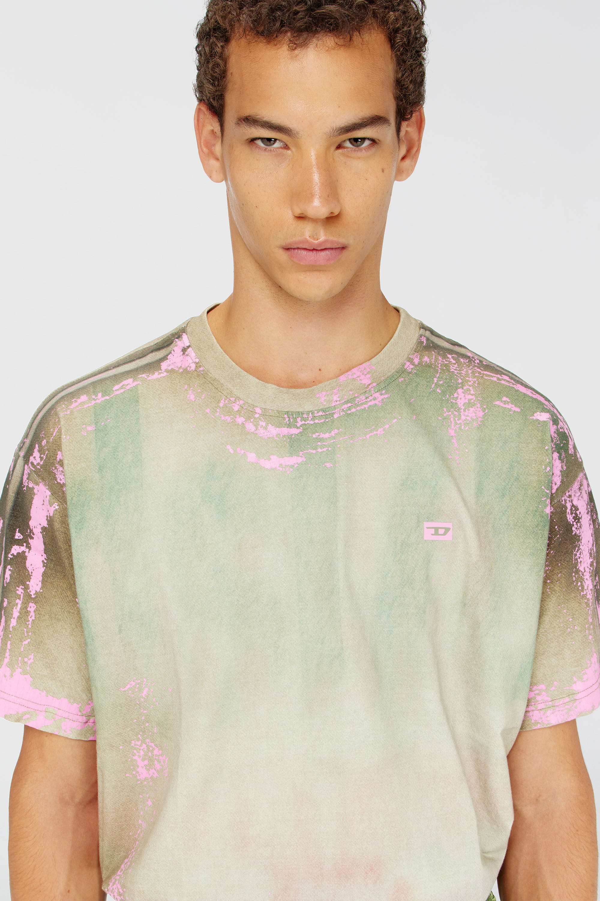 Diesel - T-FILMY-SHO, Herren T-Shirt aus Jersey mit Leder-Crack-Effekt in Rosa/Gr&uuml;n - 5