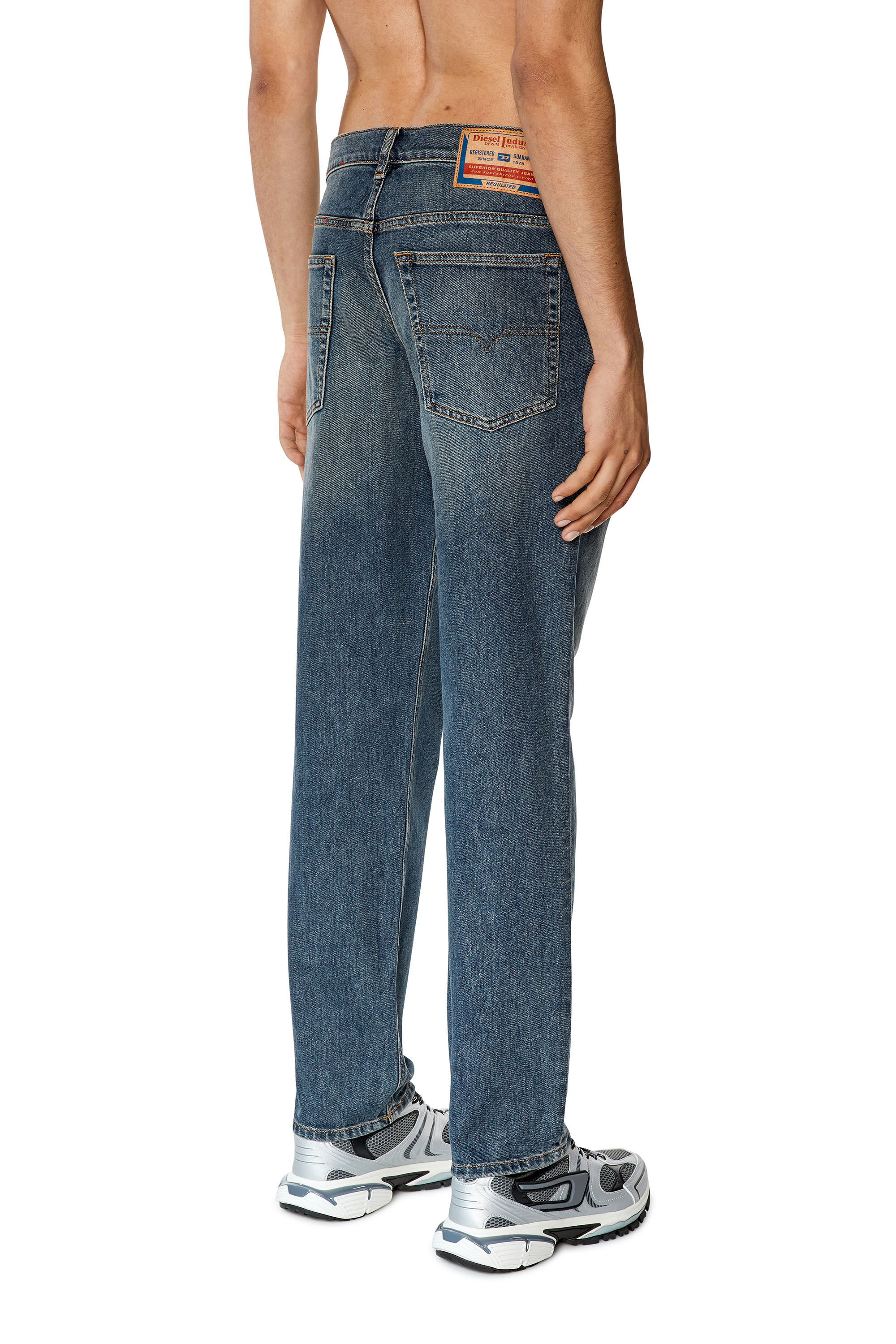 Diesel - Tapered Jeans 2023 D-Finitive 09F74, Mittelblau - Image 4