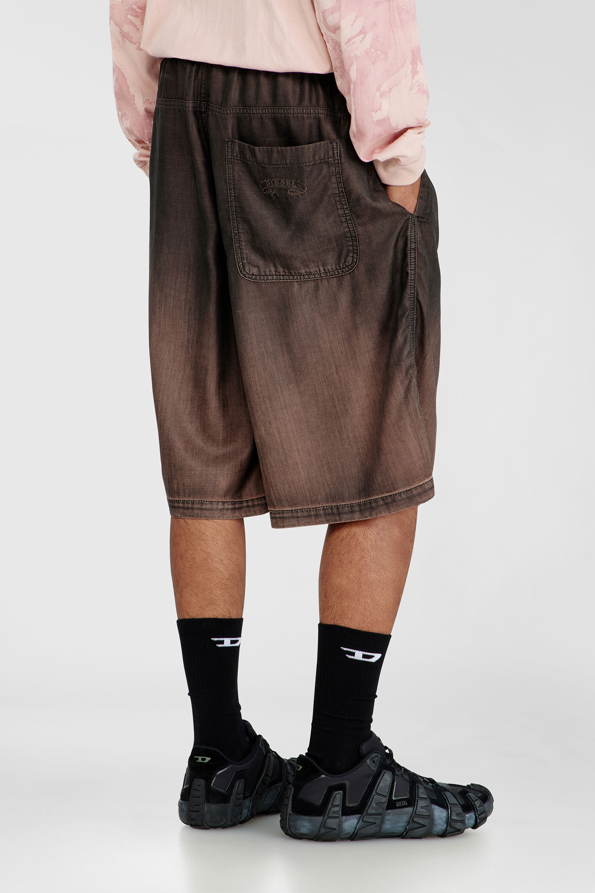 Diesel - D-RODER-SHORT-S, Unisex Lockere Bermudashorts aus flie&szlig;endem, beschichtetem Denim in Braun - 4