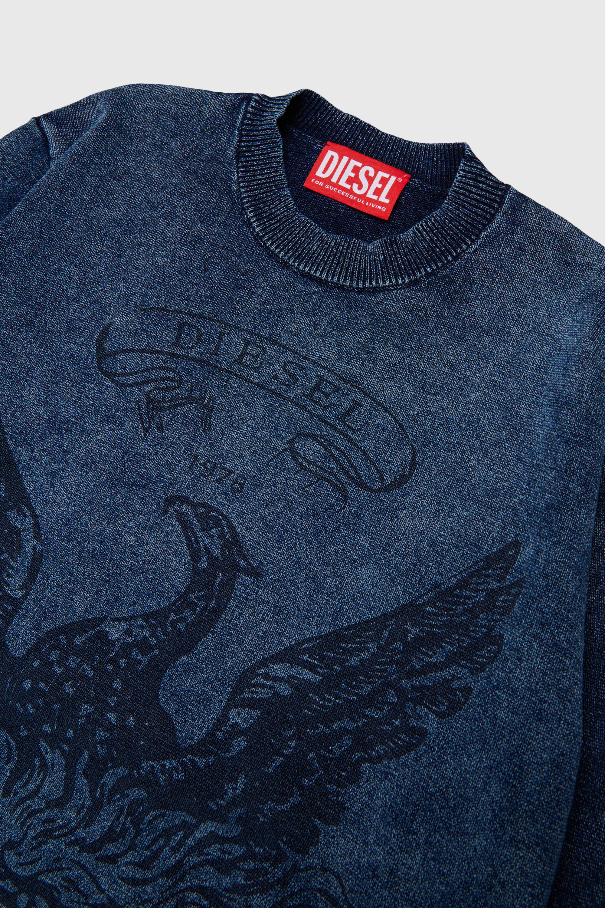 Diesel - KFINNIC OVER, Herren Pullover in Denim-Optik mit Ph&ouml;nix-Motiv in Dunkelblau - 3