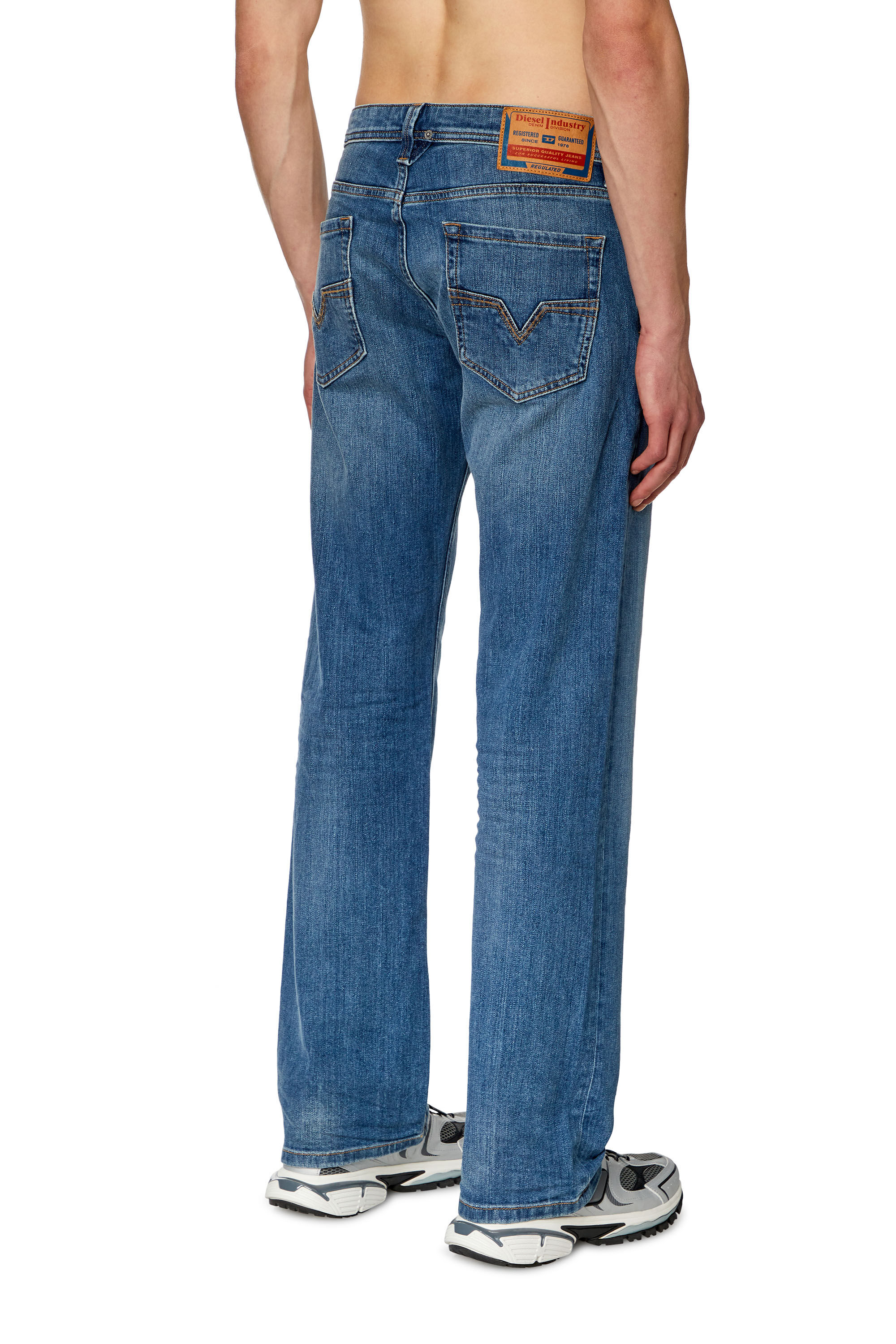 Diesel - Herren Straight Jeans 1985 Larkee 0KIAL, Hellblau - Image 3