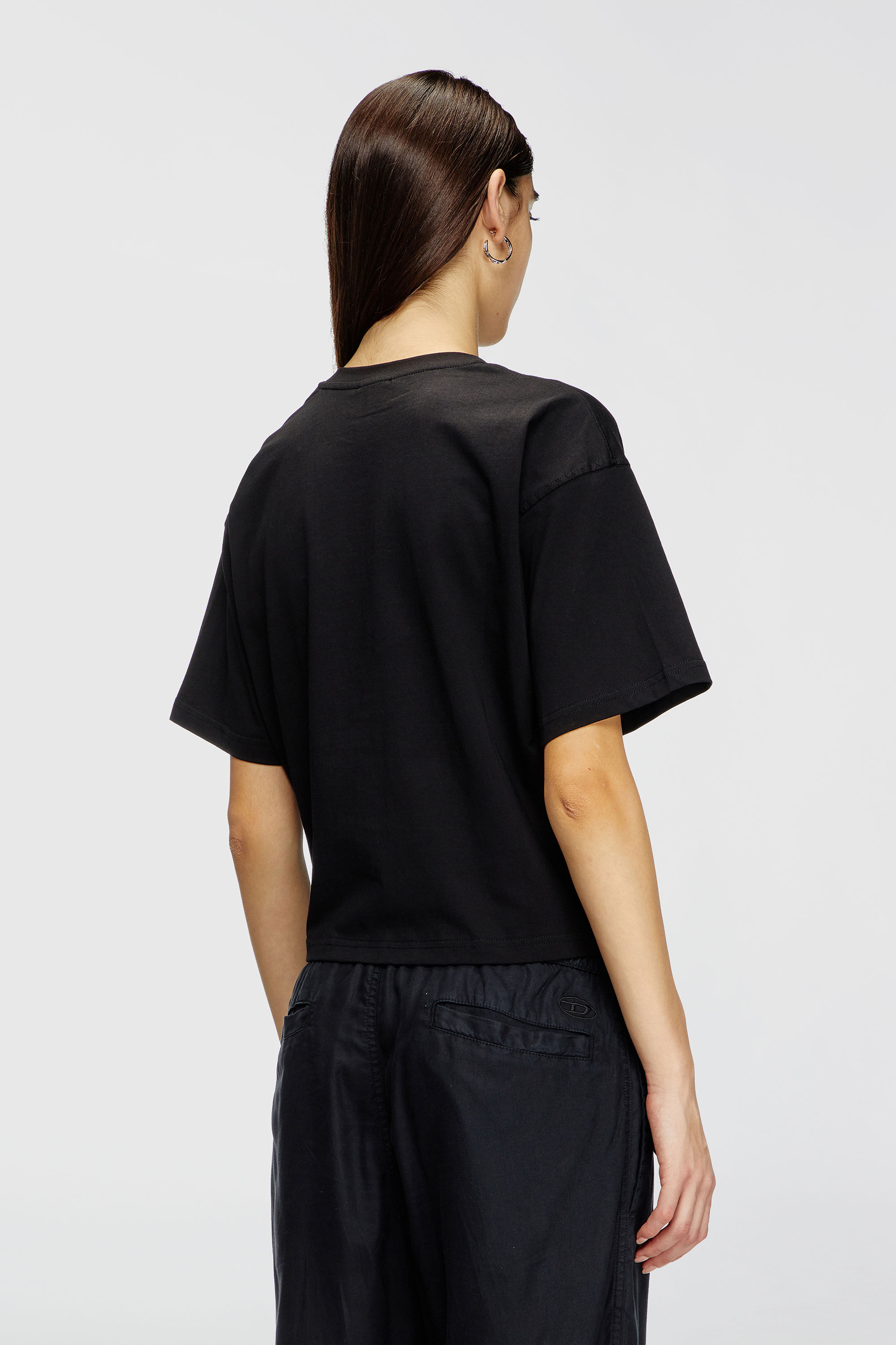 Diesel - T-BUXT-CROP-OD, Damen Kastiges T-Shirt mit ausgeschnittenem Oval D-Logo in Schwarz - 4