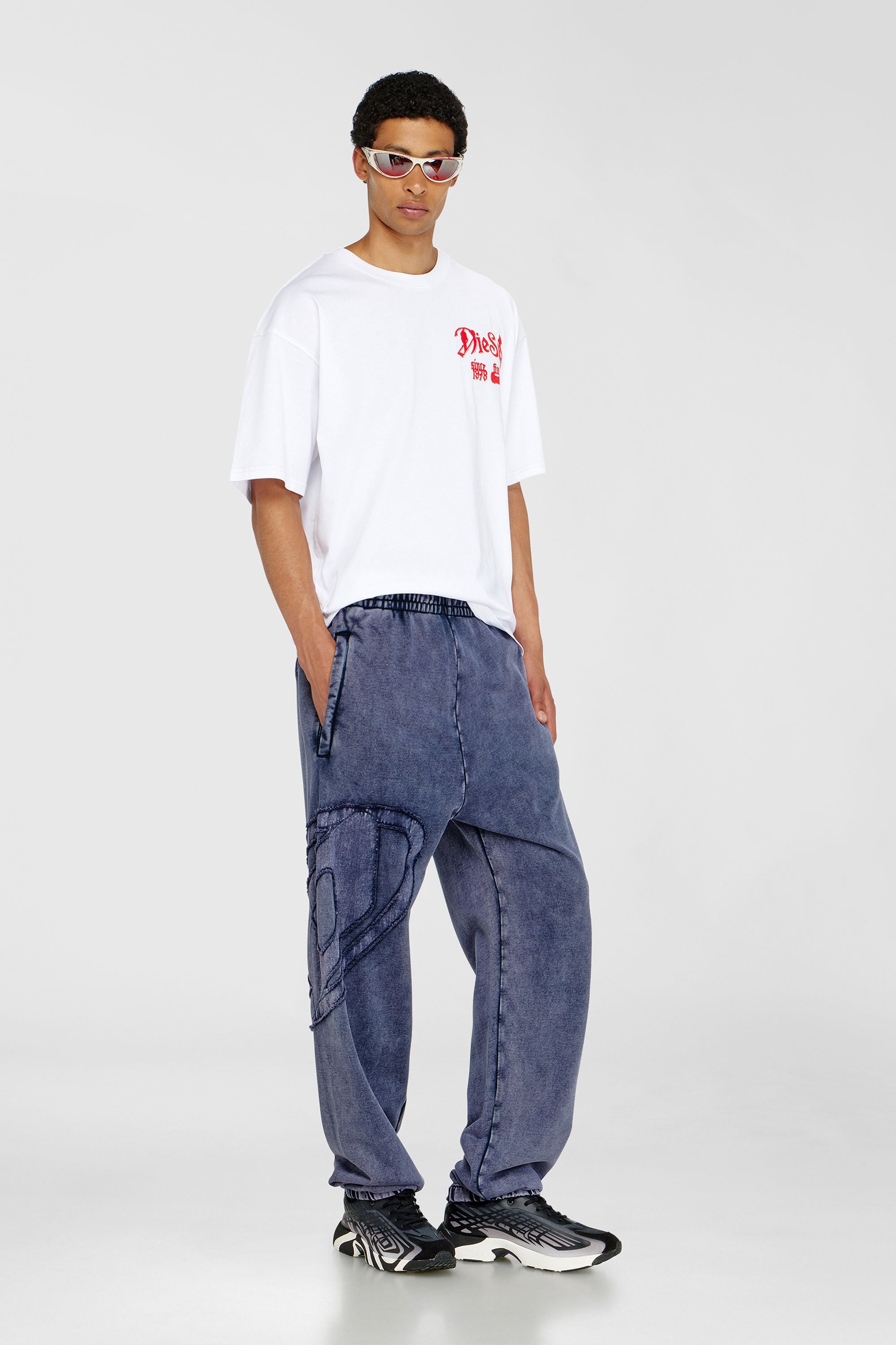 Diesel - P-MARKY-DEN, Herren Jogginghose aus Bio-Baumwolle mit ovalem D-Patch in Indigoblau - 1
