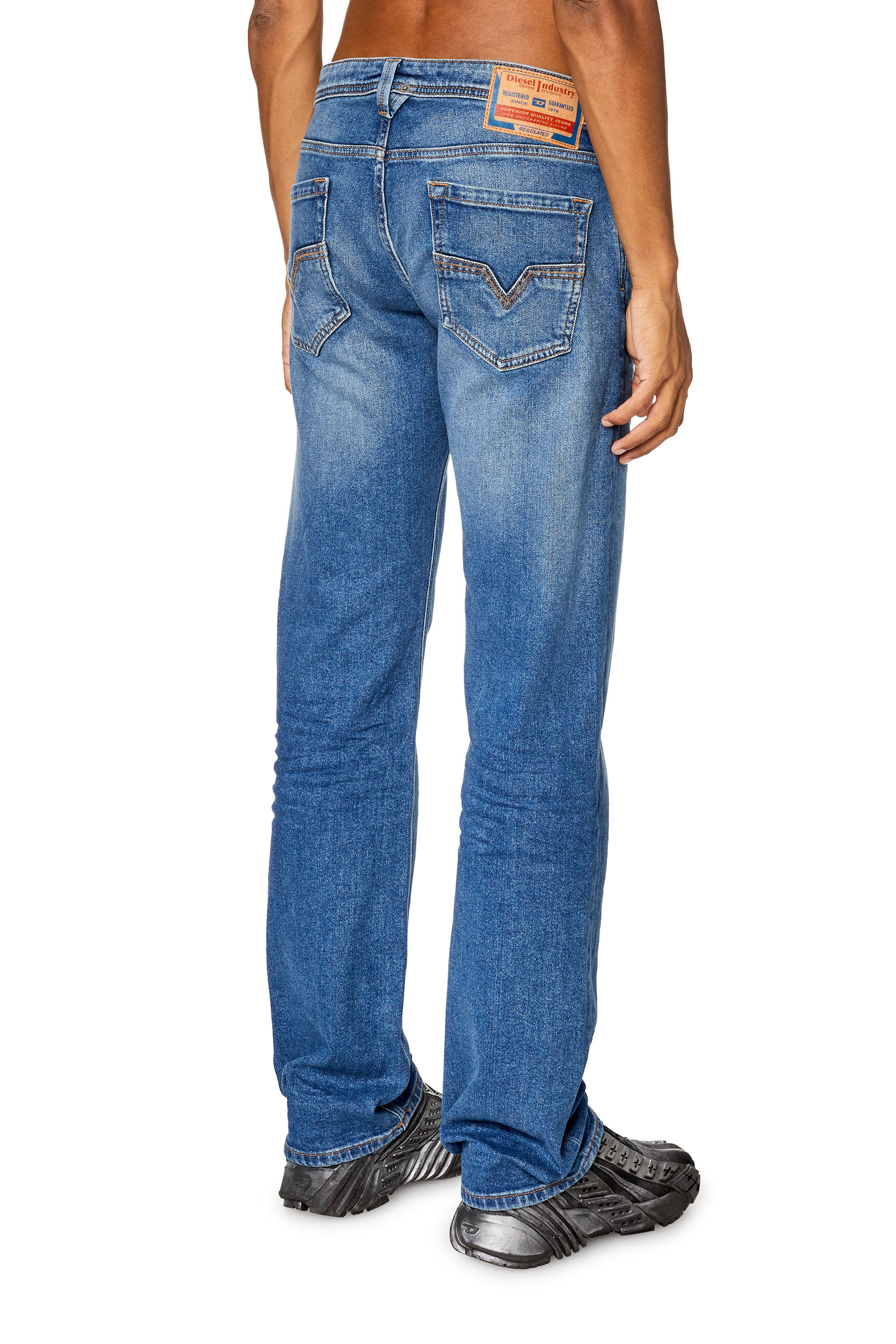 Diesel - Straight Jeans 1985 Larkee 0ENAT, Mittelblau - Image 4