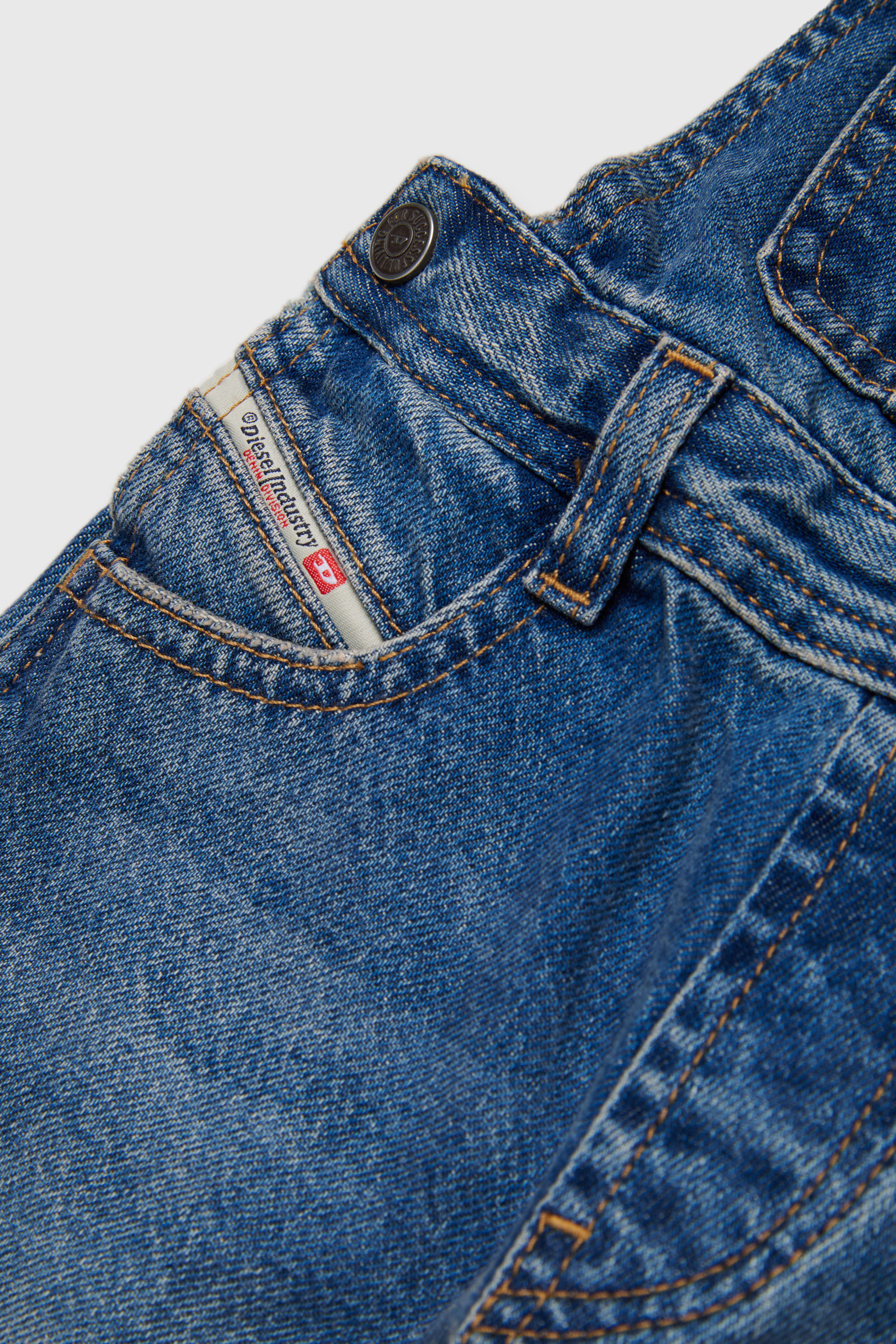 Diesel - JARYB, Unisex Denim-Latzhose mit Logo-Stickerei in Mittelblau - 4