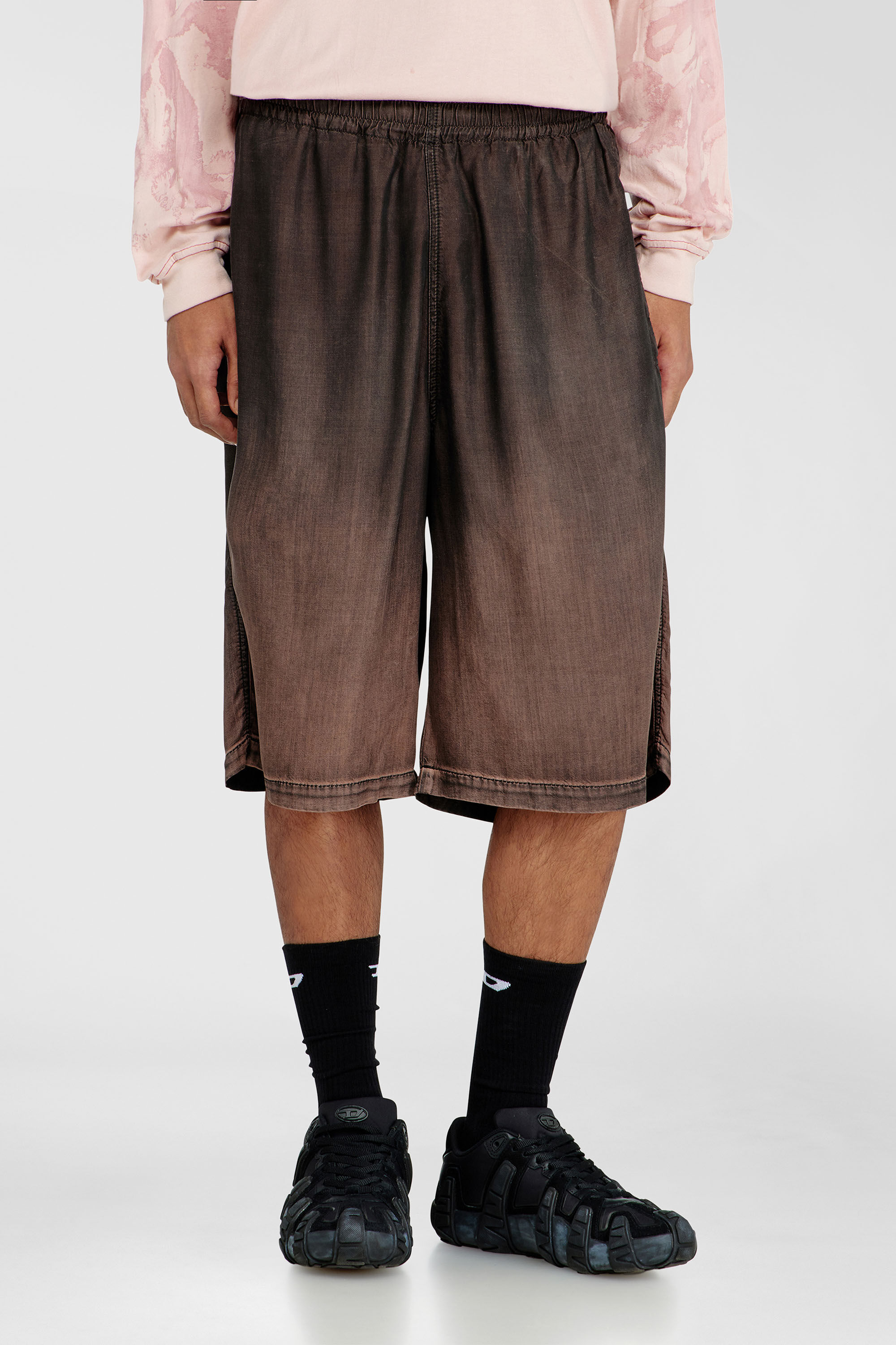 Diesel - D-RODER-SHORT-S, Unisex Lockere Bermudashorts aus flie&szlig;endem, beschichtetem Denim in Braun - 3
