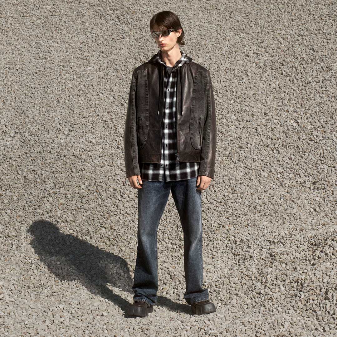 Ein Mann trägt deine Diesel-Jeans