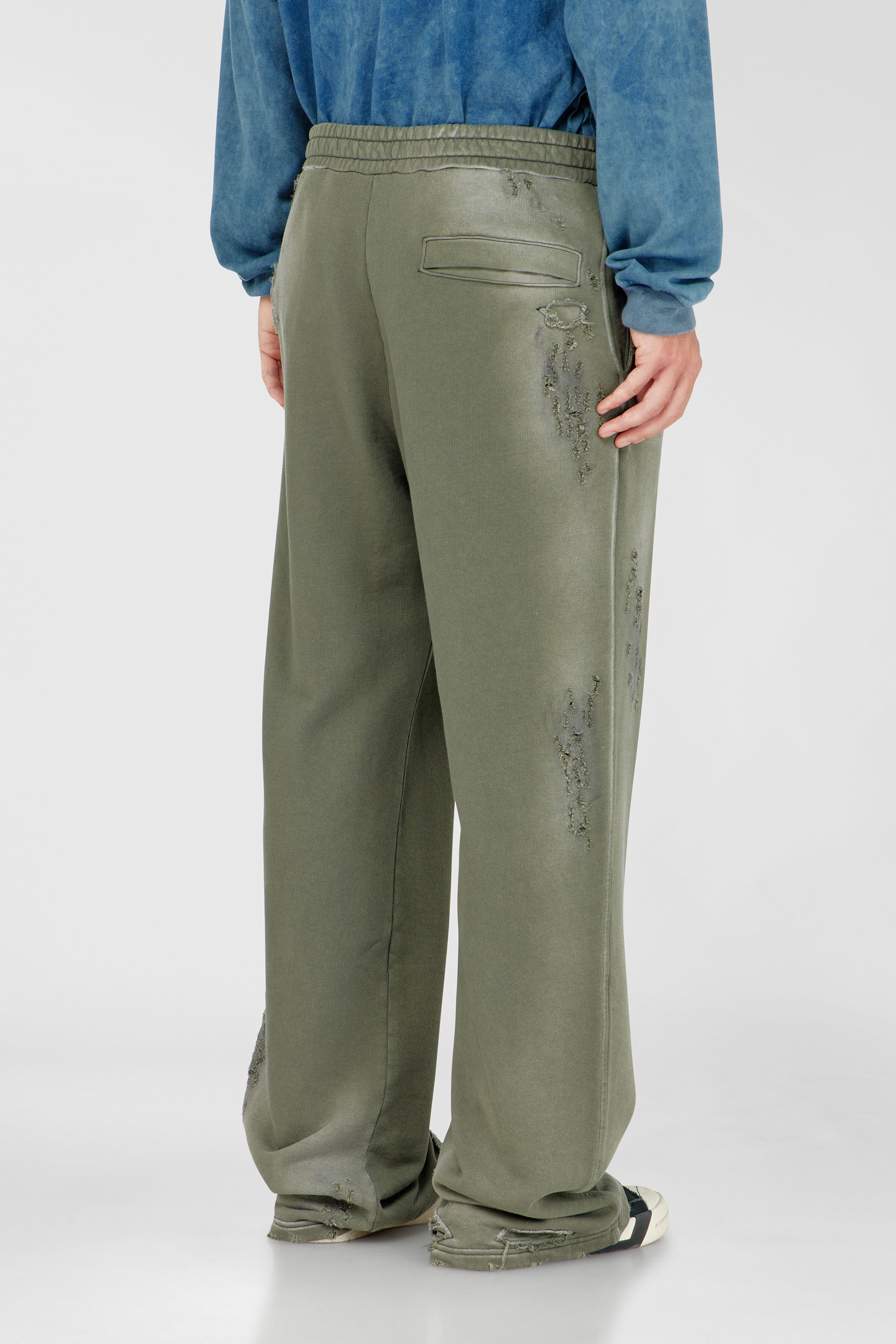 Diesel - P-KEITH, Herren Sweatpants aus Baumwolle mit destroyed look in Armeegr&uuml;n - 4