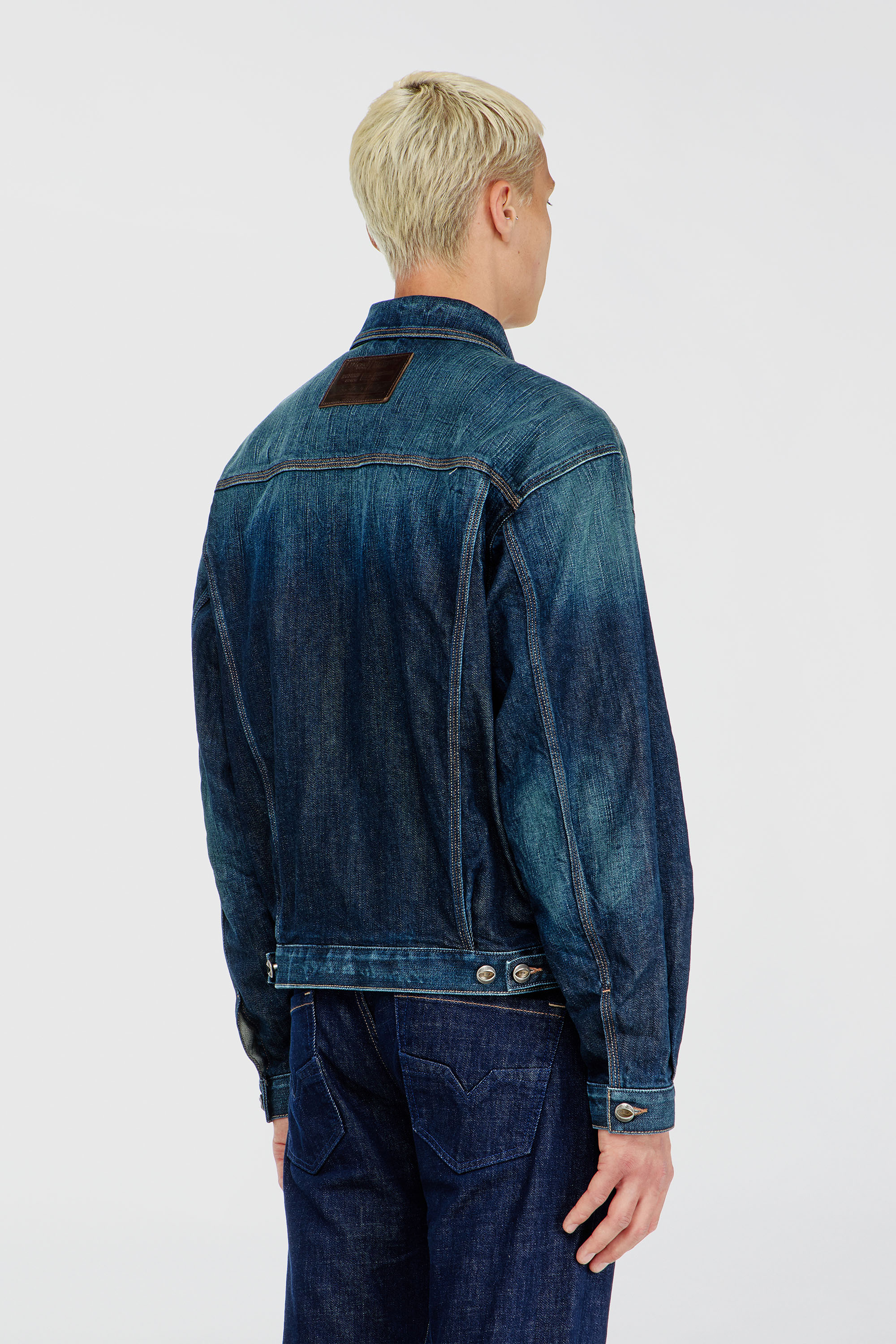 Diesel - D-DENVER-CL, Unisex Trucker-Jacke aus selvedge denim in Mittelblau - 4