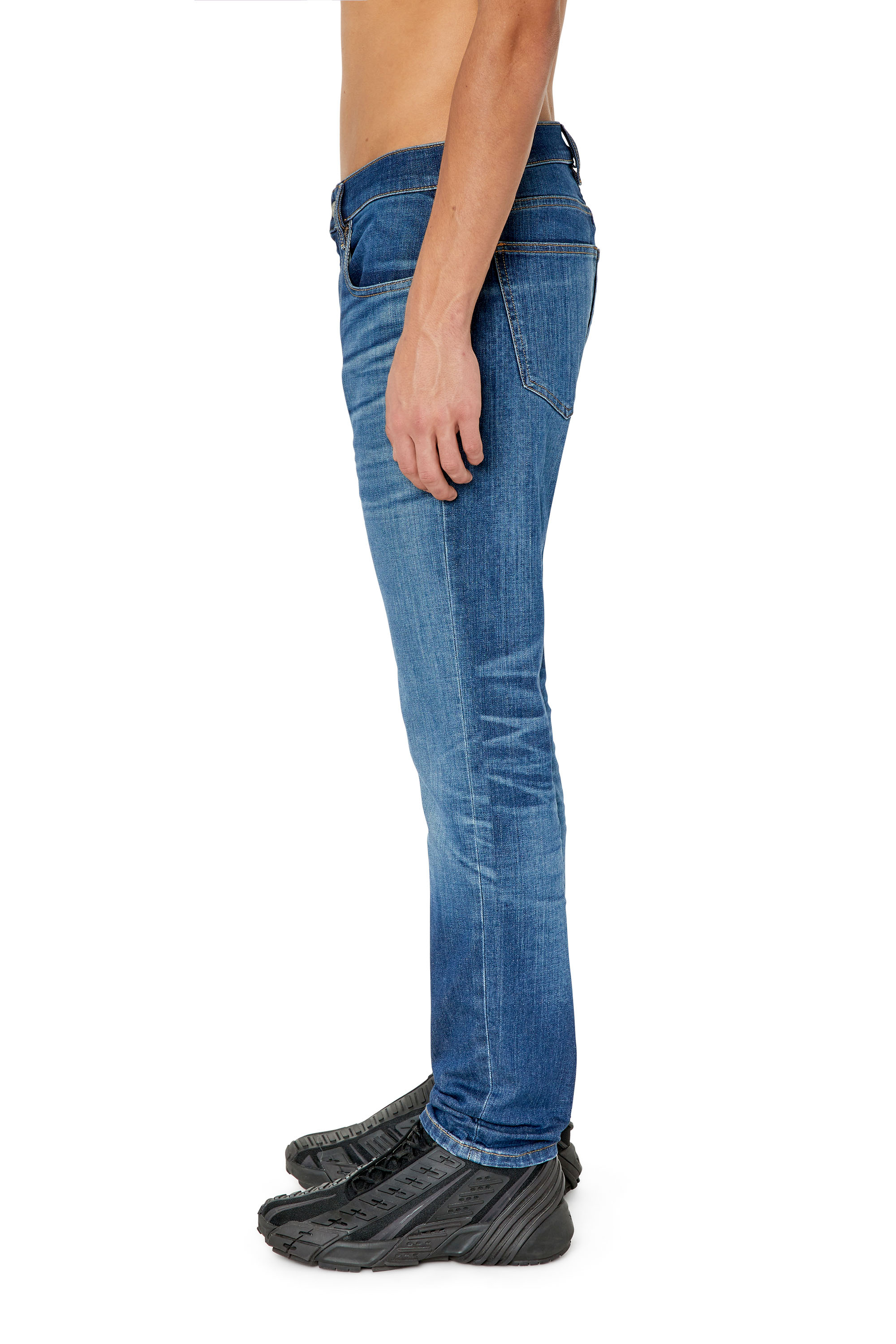 Diesel - 2019 D-Strukt 0NFAN Slim Jeans, Hellblau - Image 4