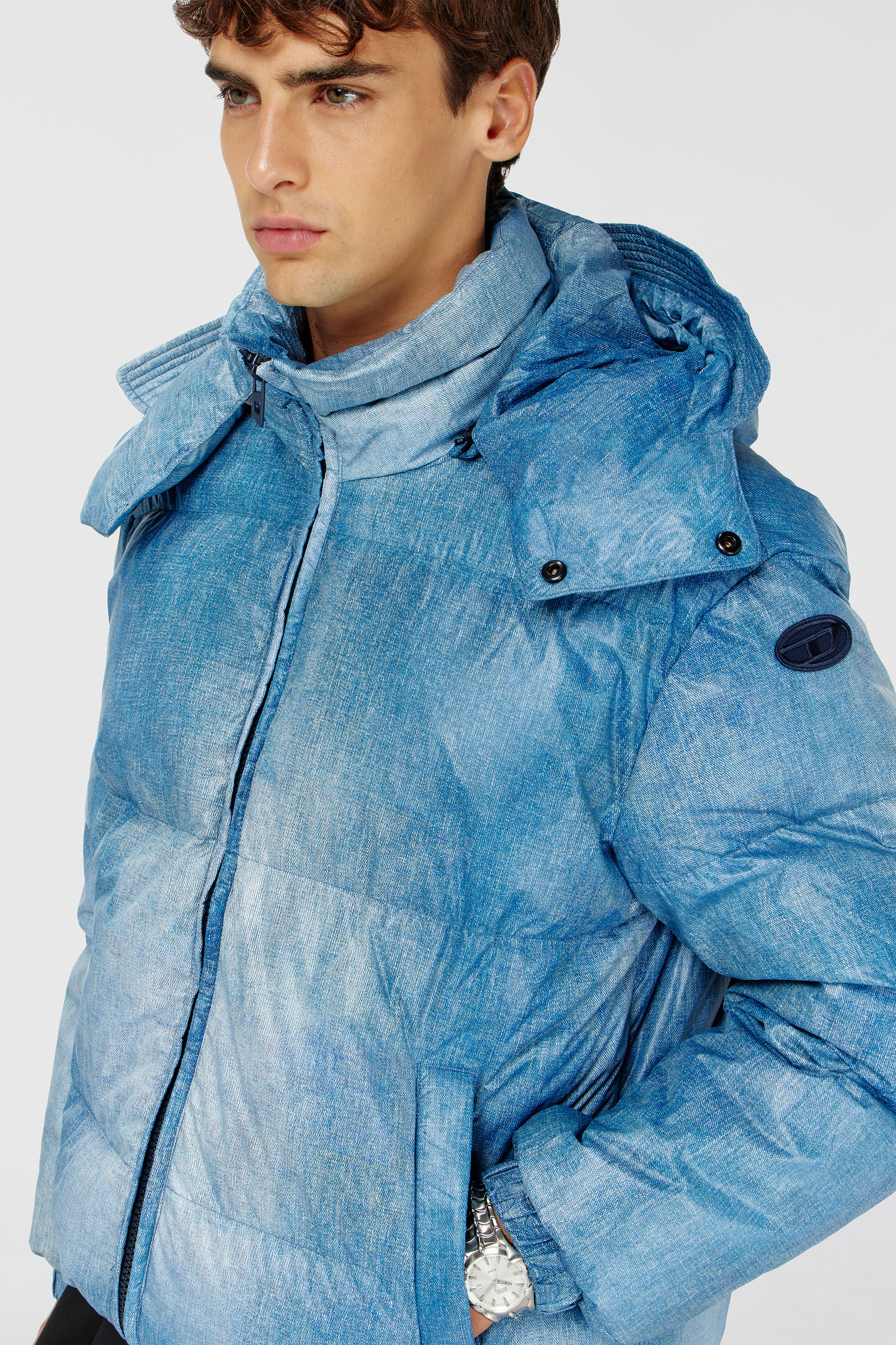 Diesel - W-ROLLY-WRD-BFBN, Herren Daunenjacke mit Denim-Effekt-Print und Kapuze in Blau - 5