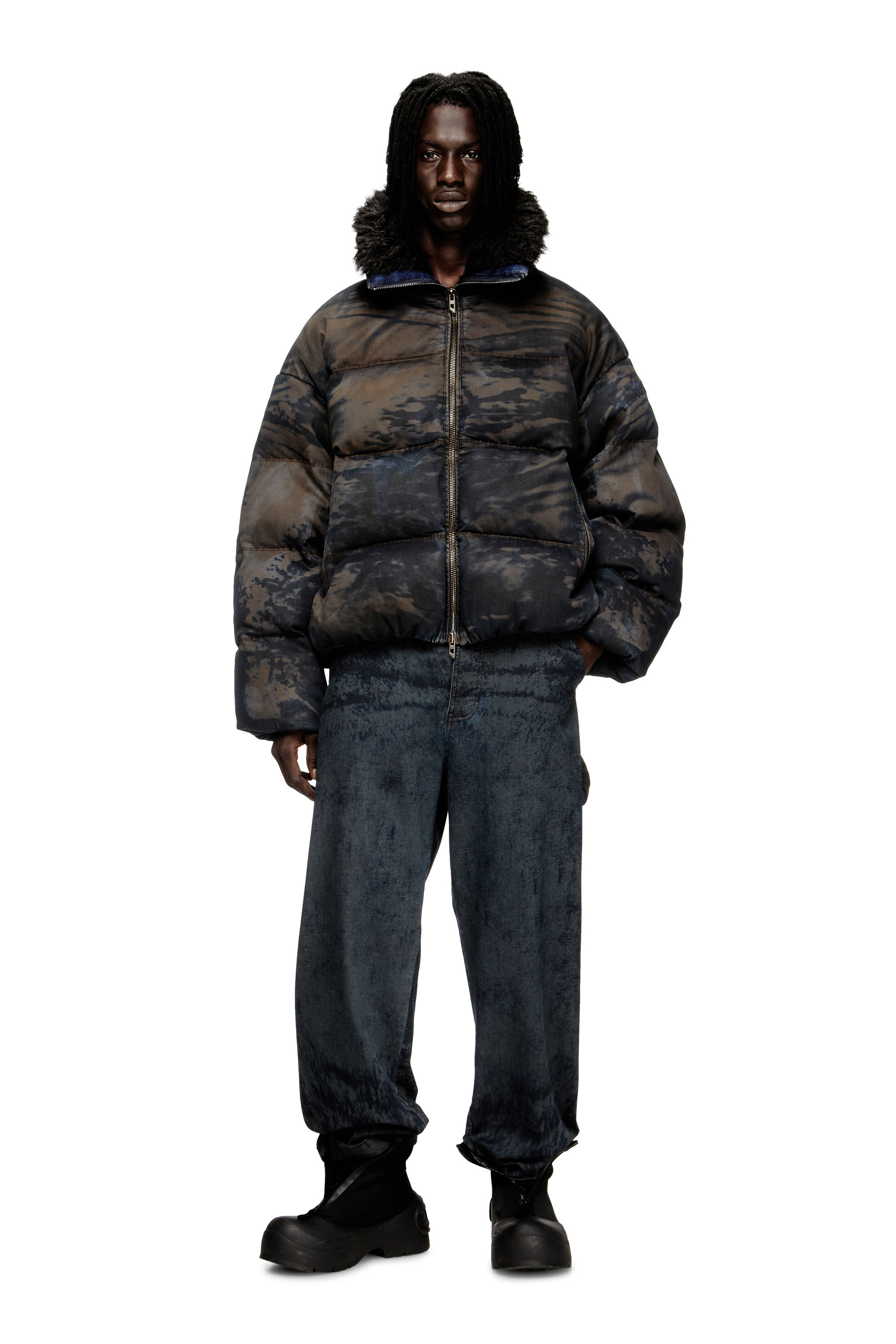 Diesel - W-JOHNS, Herren Daunen-Jacke aus Camouflage-Denim mit Schmutz-Effekt in Schwarz/Braun - 1