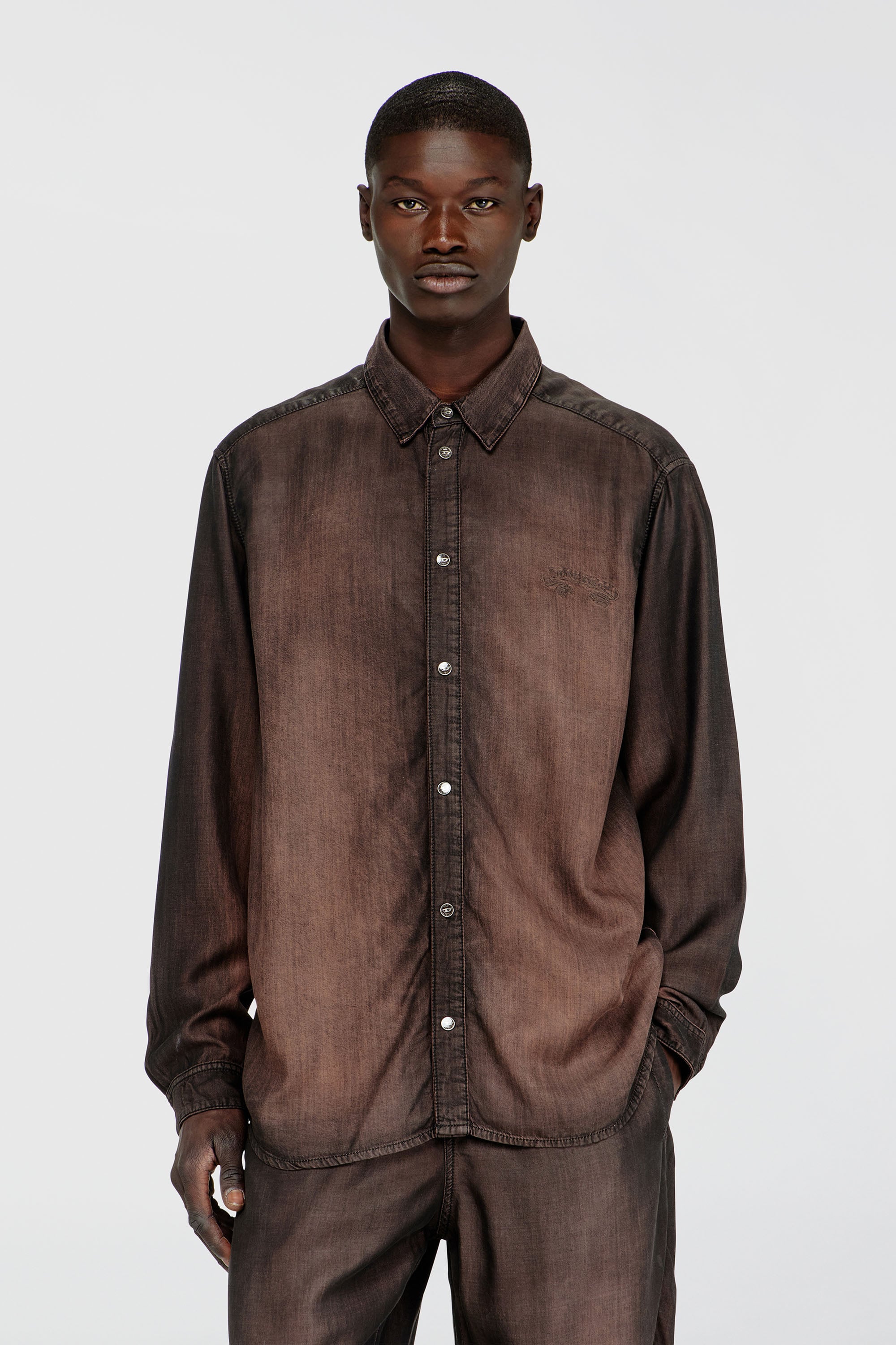 Diesel - D-SIMPLY-S16, Herren Hemd aus flie&szlig;endem, beschichtetem Denim in Braun - 1