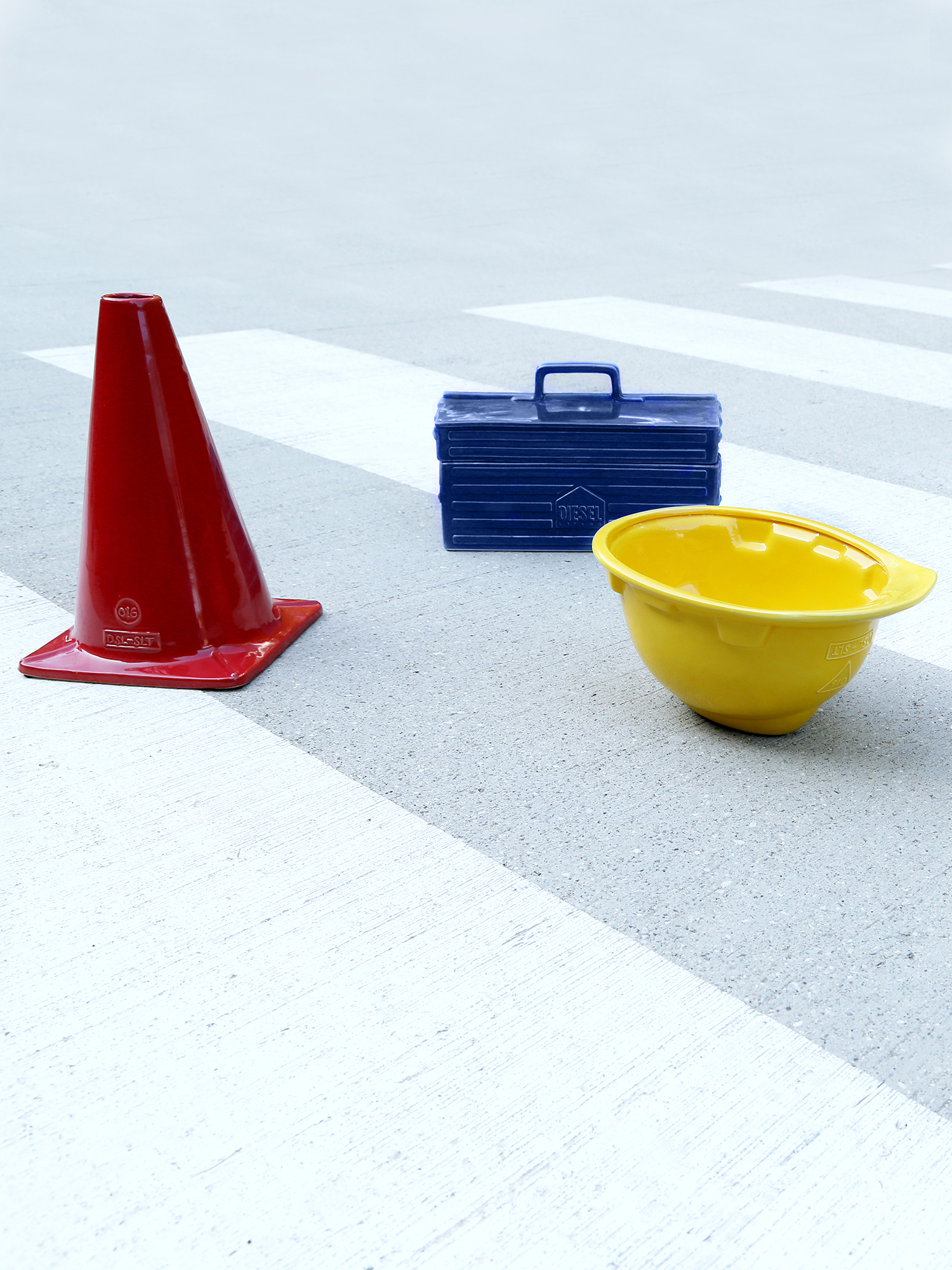 Diesel - 11055 WORK IS OVER, Unisex Rote Keramikvase im Leitkegel-Design in Feuerrot - 5