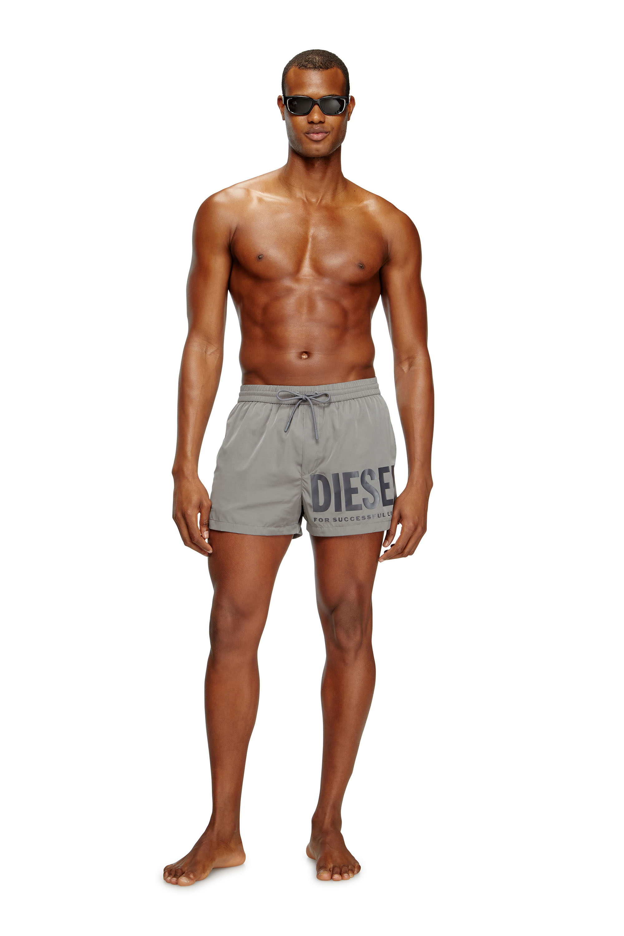 Diesel - MARIO-34-D-CORE, Herren Badeshorts mit Logo-Print in Grau - 1