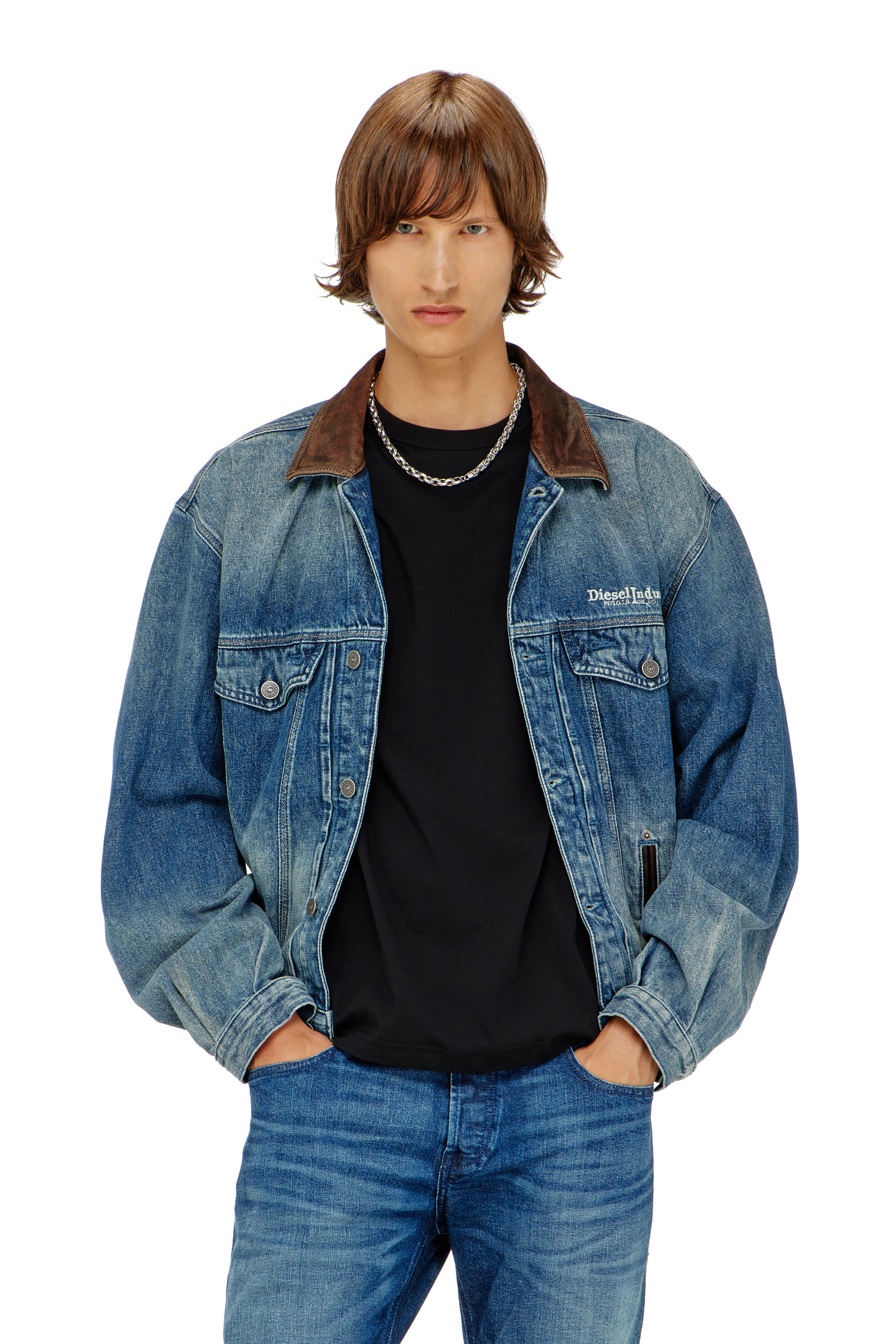 Diesel - D-DENVER-S1, Unisex Jeans-Truckerjacke mit kontrastierenden Lederbes&auml;tzen in Blau - 3