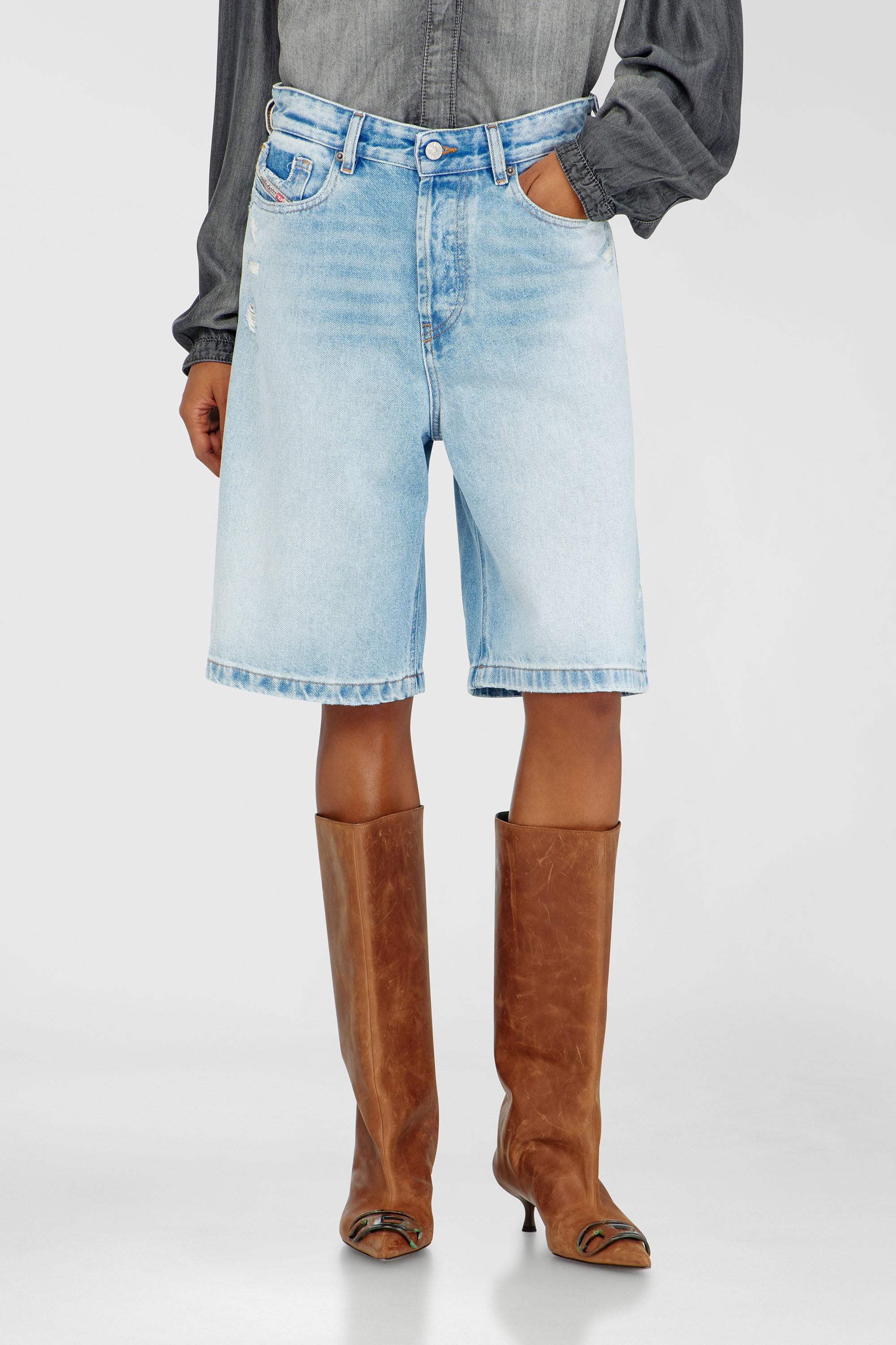Diesel - DE-SIRE-SHORT, Damen Shorts aus Destroyed-Denim in Hellblau - 1