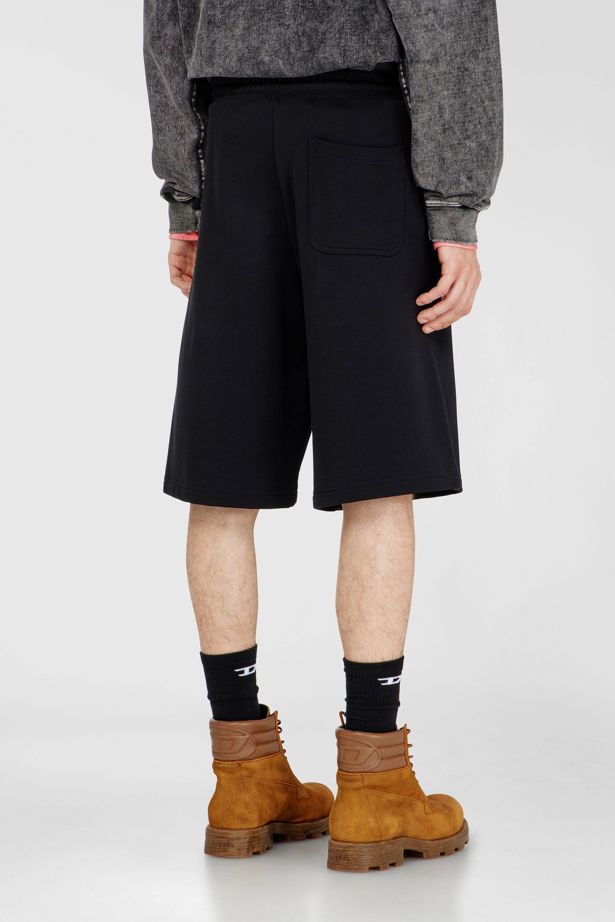 Diesel - P-CROW-DIV, Herren Fleece-Shorts mit Maxi-Logopatch in Schwarz - 4