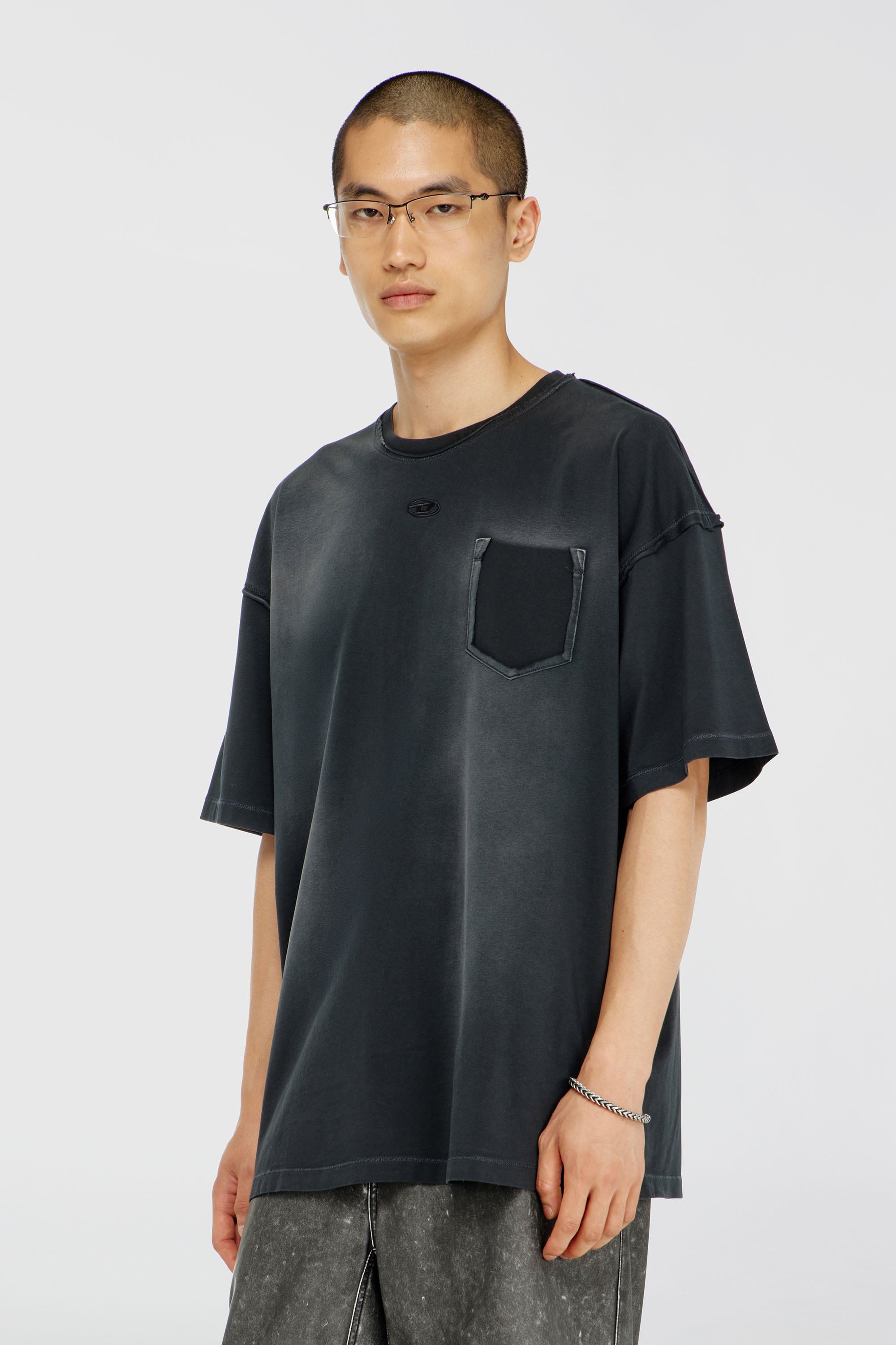 Diesel - T-POCK, Herren Verwaschenes T-Shirt mit zerrissener Brusttasche in Schwarz - 1