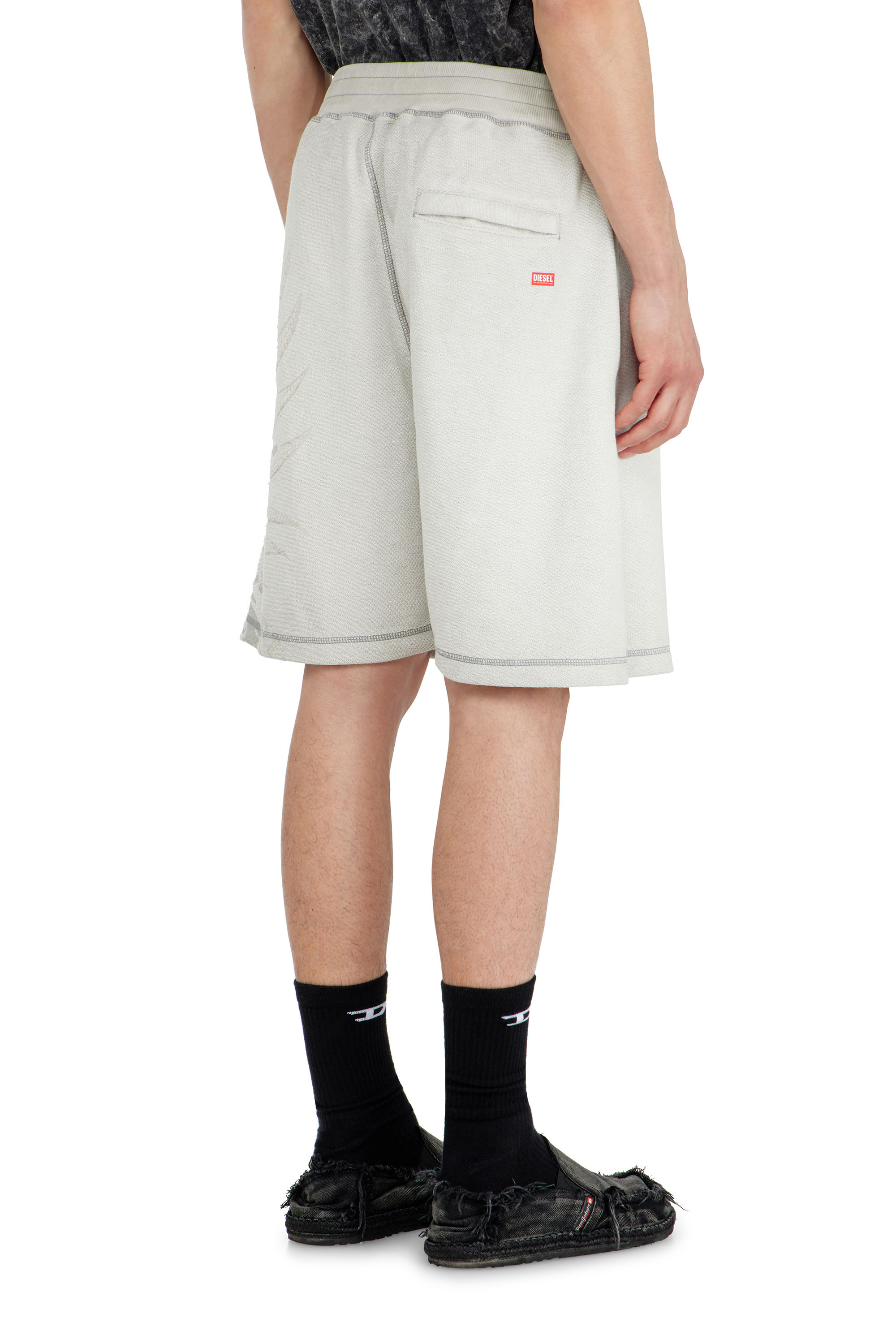 Diesel - P-RAWCROW, Herren Sweatshorts mit D&eacute;vor&eacute;-Motiven in Hellgrau - 4