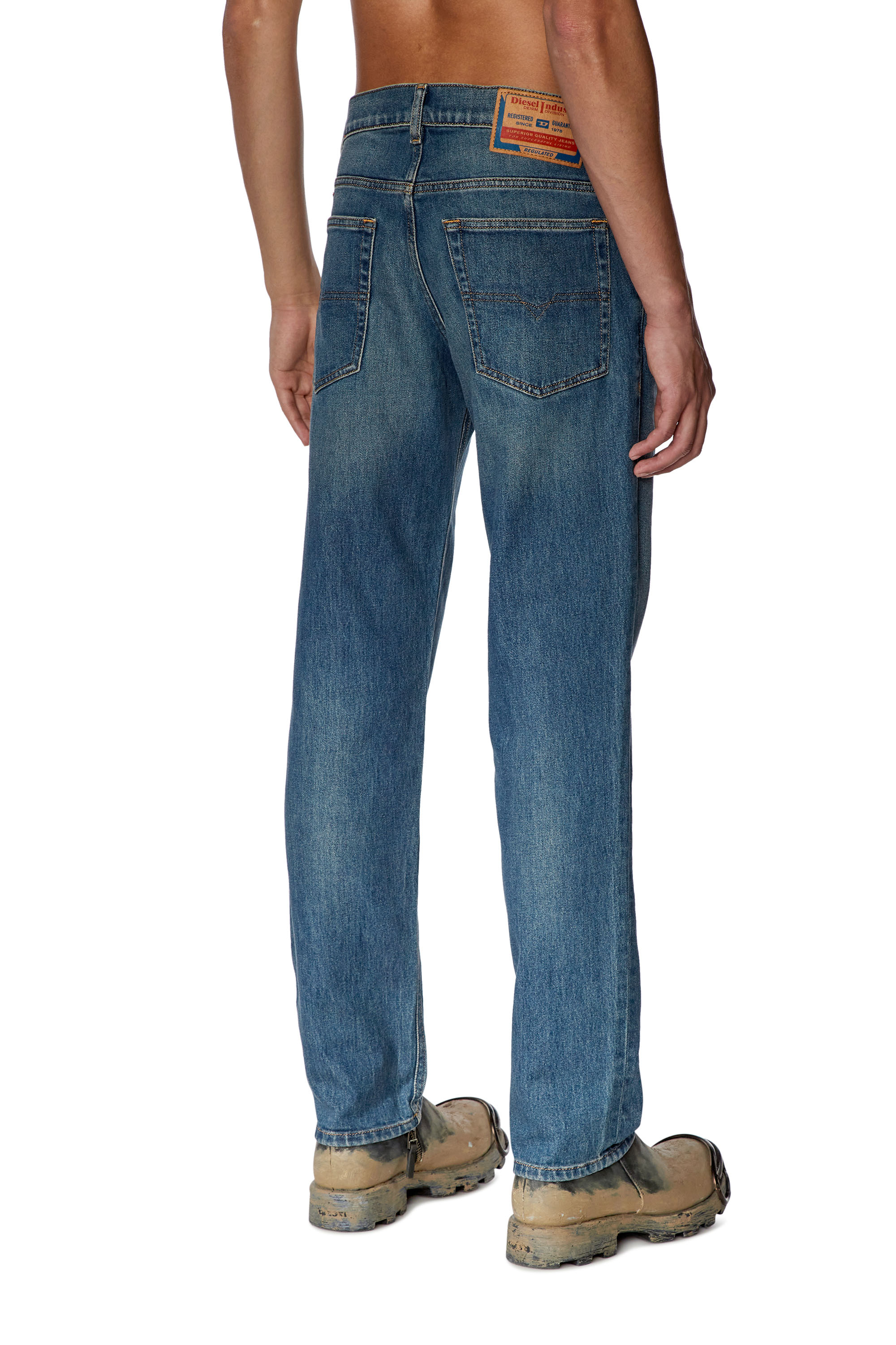 Diesel - Tapered Jeans 2023 D-Finitive 09F88, Mittelblau - Image 2