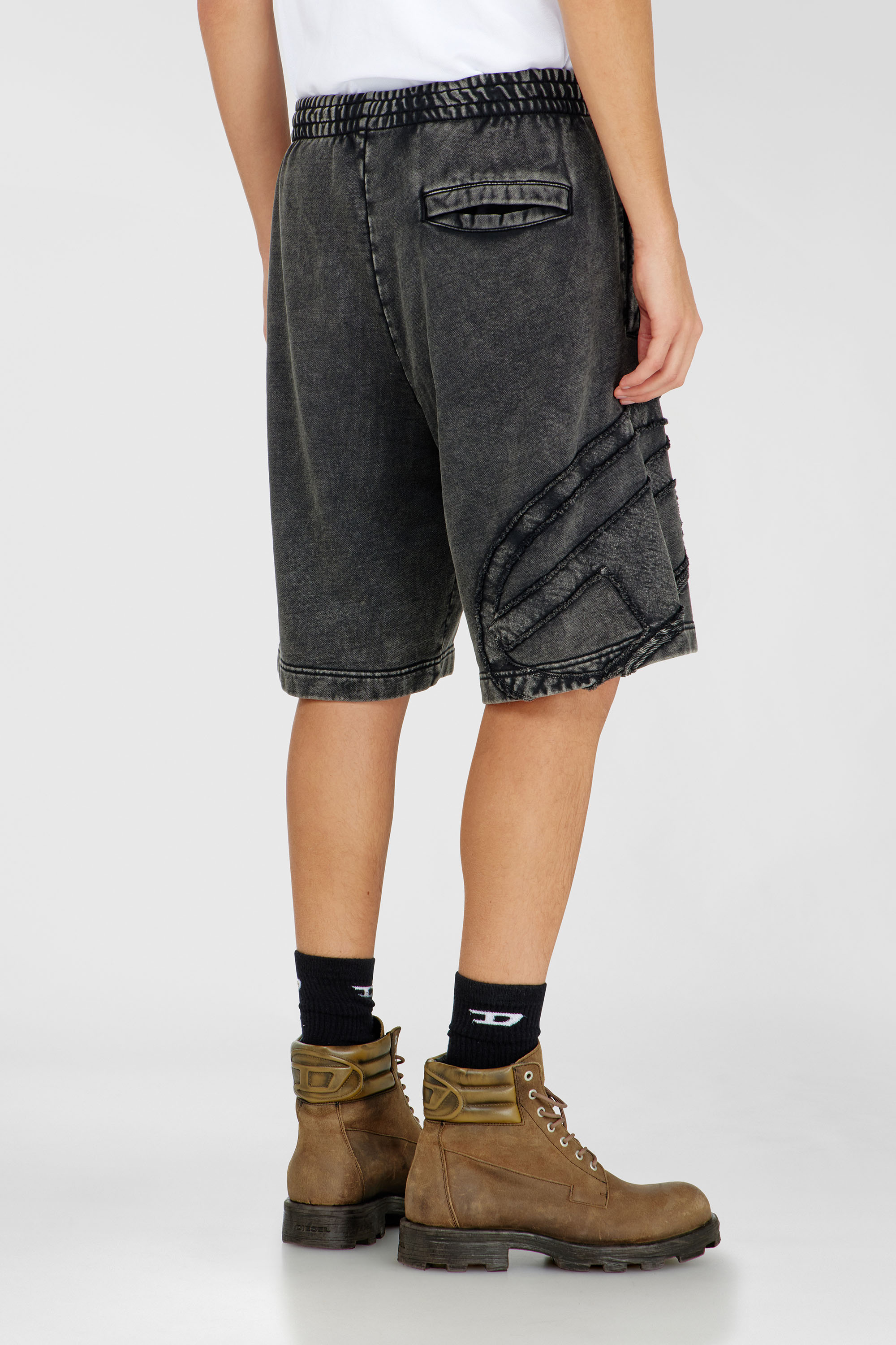 Diesel - P-CROW-MEGCUT, Herren Sweatshorts mit sectioned Oval D Logo in Schwarz - 4
