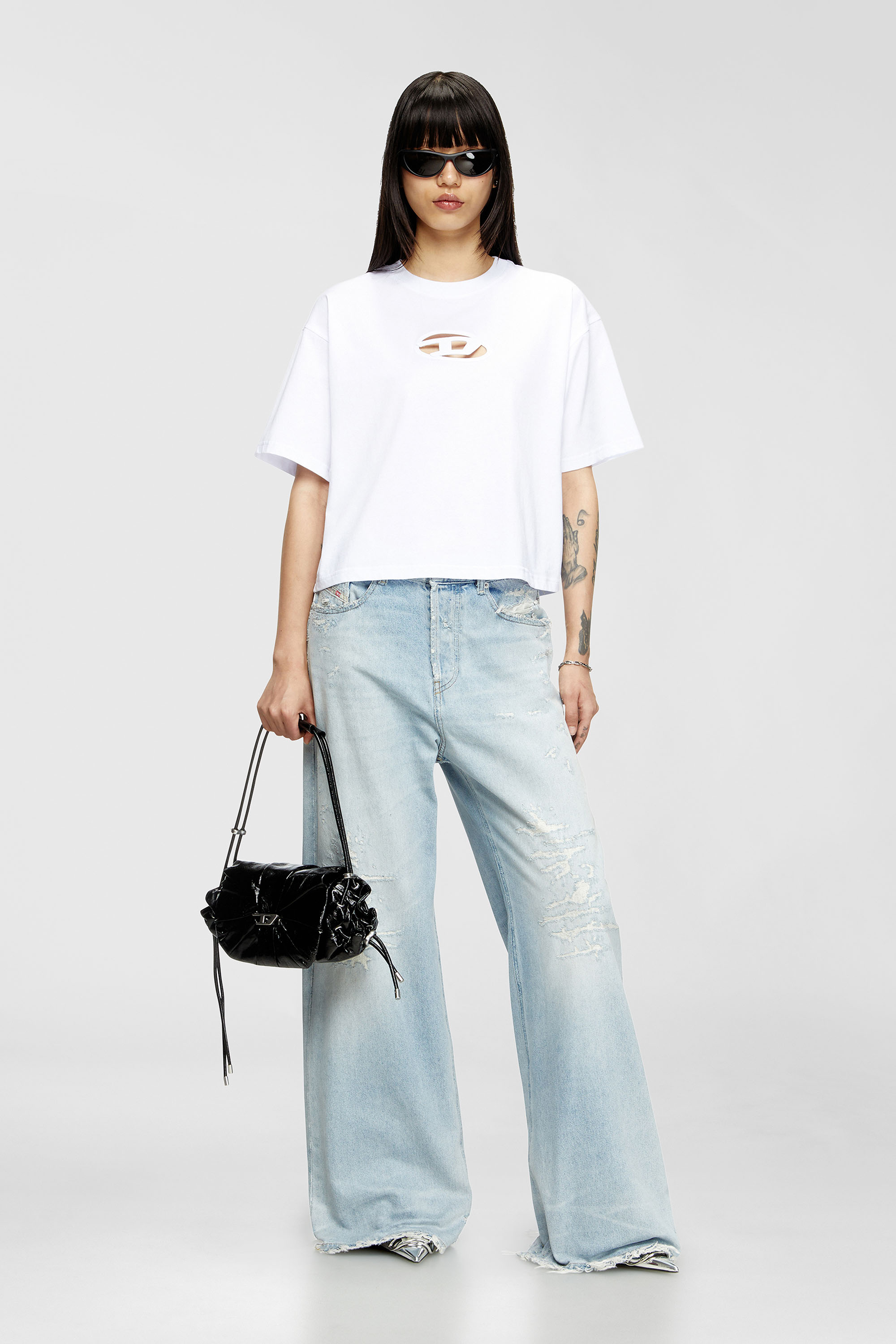 Diesel - T-BUXT-CROP-OD, Damen Kastiges T-Shirt mit ausgeschnittenem Oval D-Logo in Wei&szlig; - 2