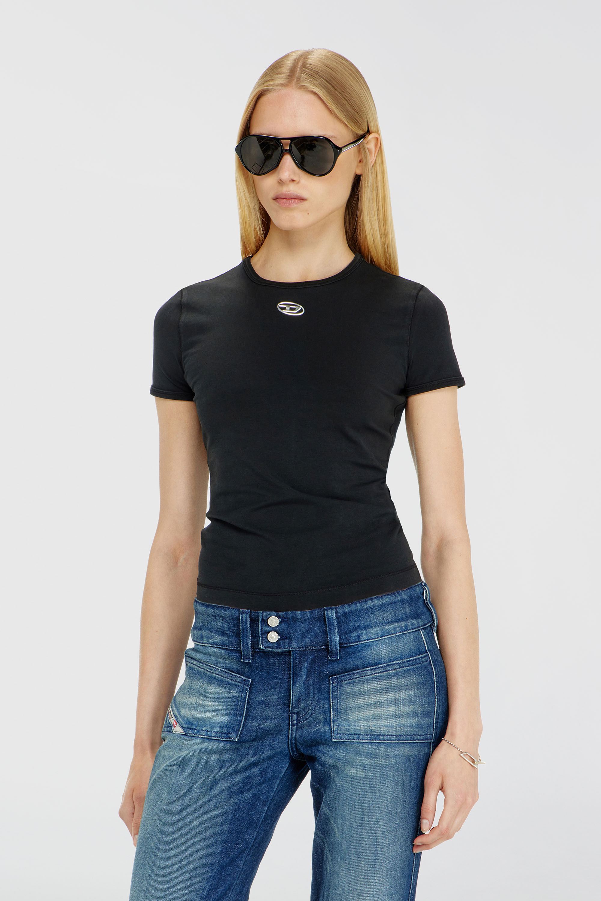 Diesel - T-UNCUTIESLONG-OD, Damen Schmal geschnittenes T-Shirt mit metallischem Oval D in Schwarz - 3