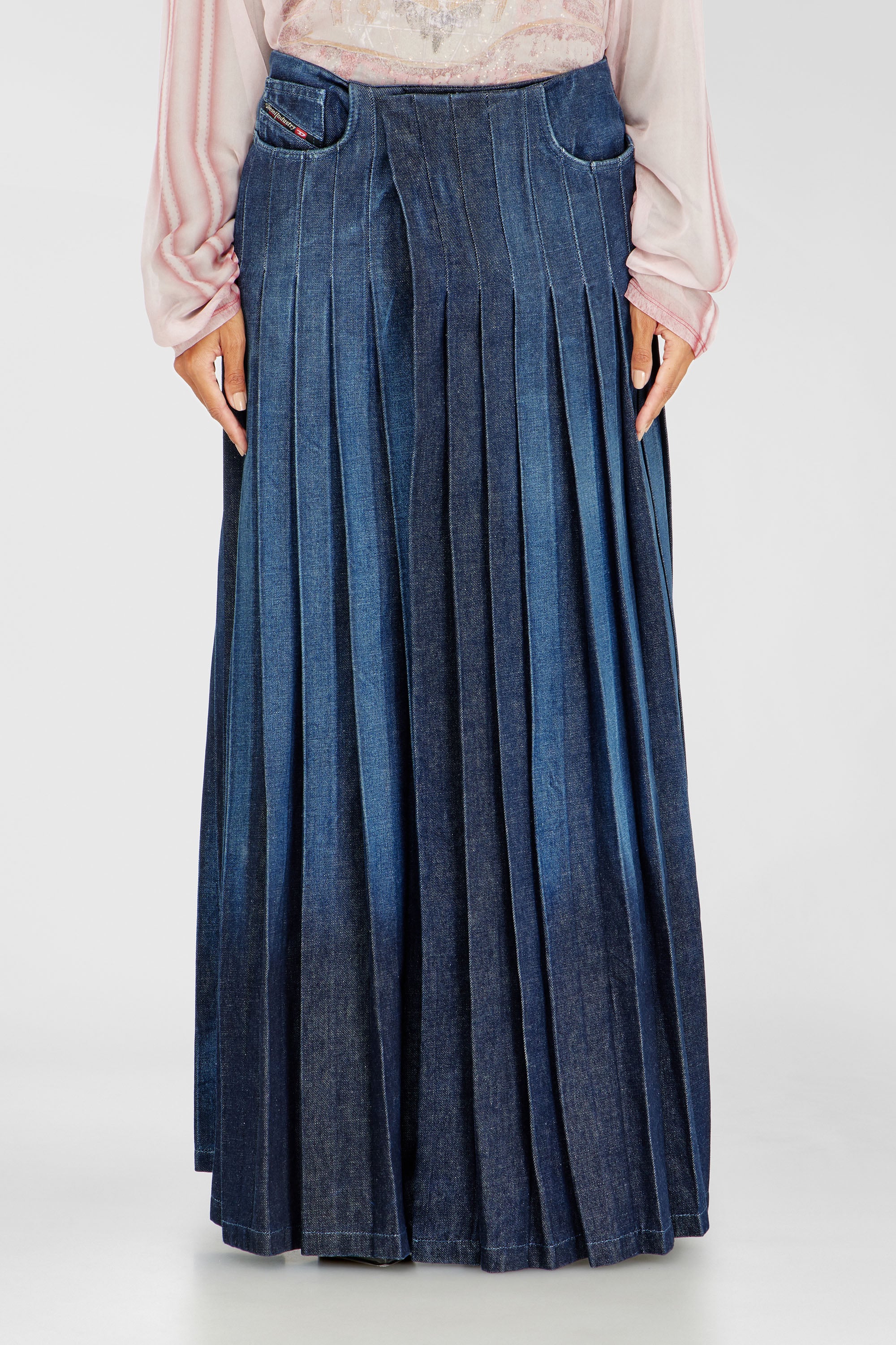 Diesel - D-QUILTY-FSJ1, Unisex Langer Wickelrock aus plissiertem Denim in Dunkelblau - 2