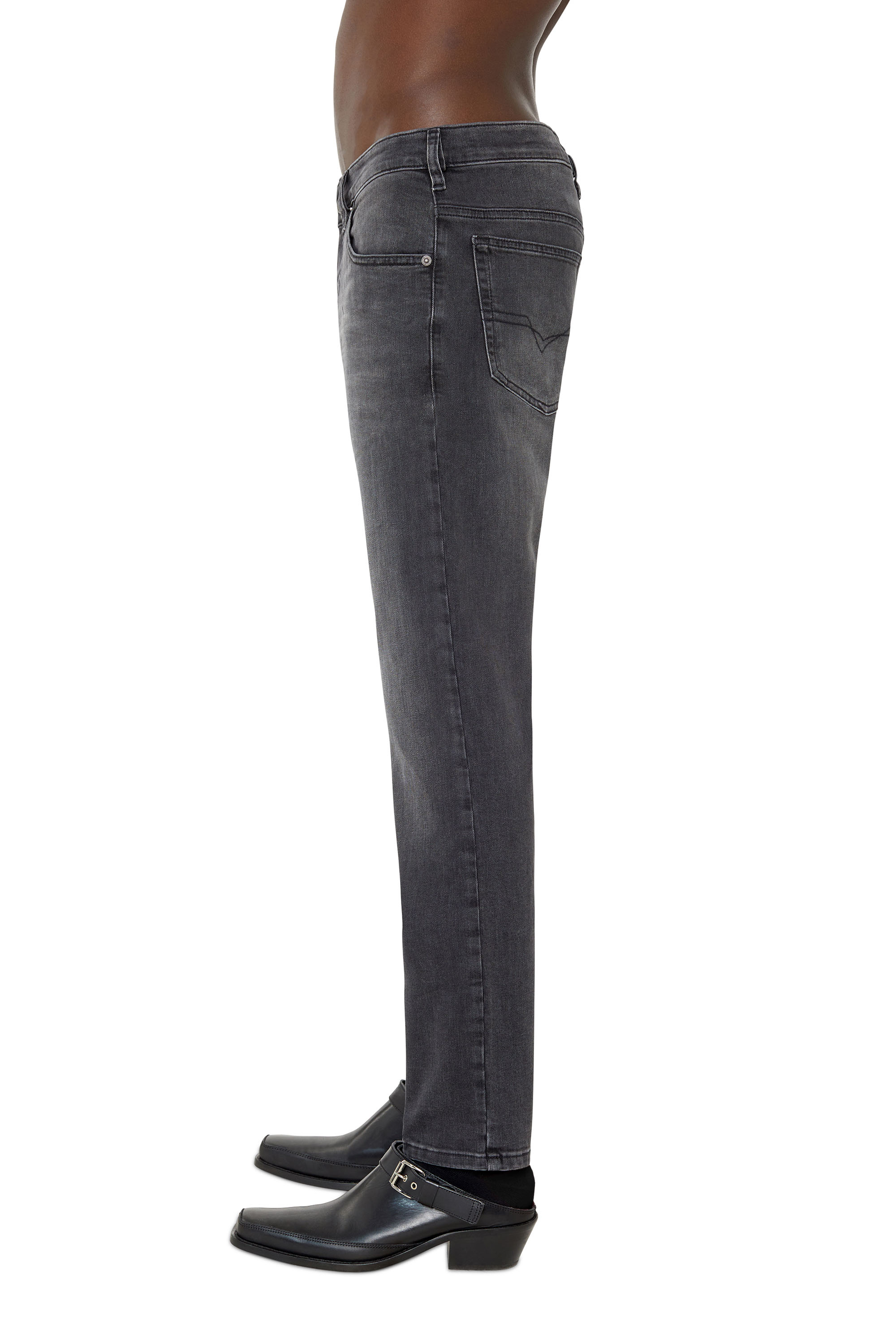 Diesel - D-Yennox 0IHAV Tapered Jeans, Schwarz/Dunkelgrau - Image 4