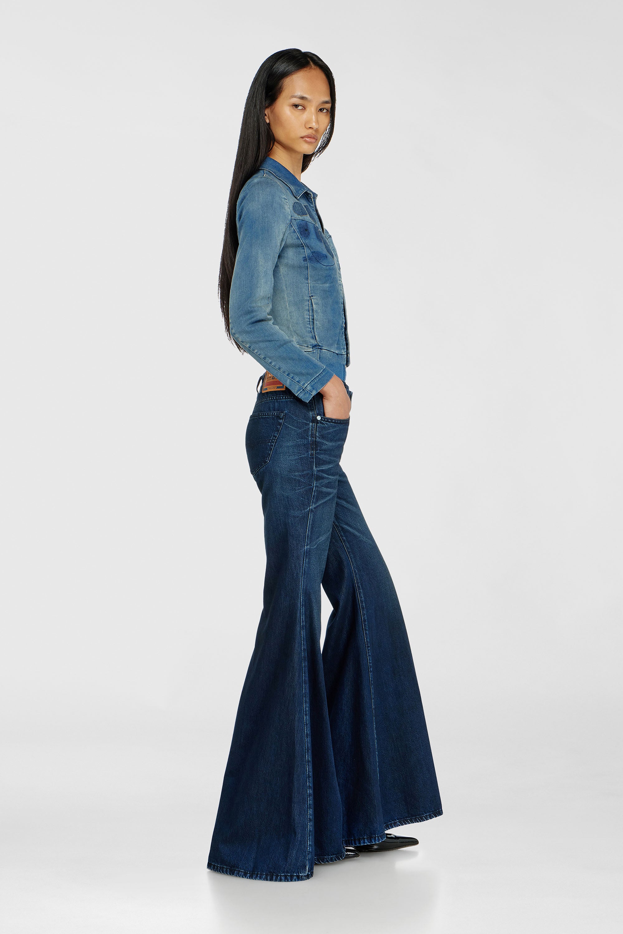 Diesel - Damen Flare Jeans 1970 D-Bleess 09N21, Dunkelblau - 2