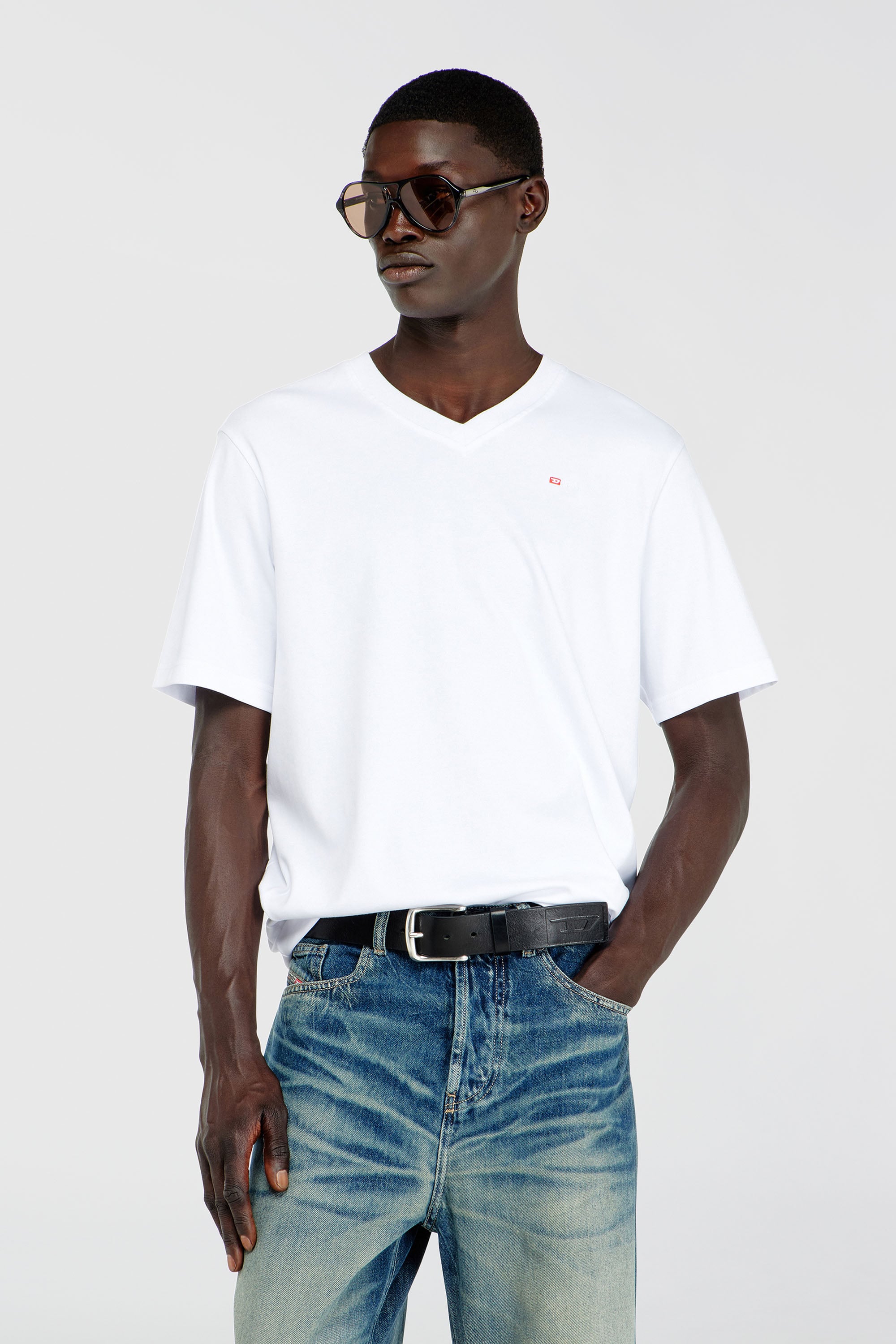 Diesel - T-ADJUST-V-MICRODIV, Herren T-Shirt mit V-Ausschnitt und Mikro-Logo-Stickerei in Weiss/Rot - 1