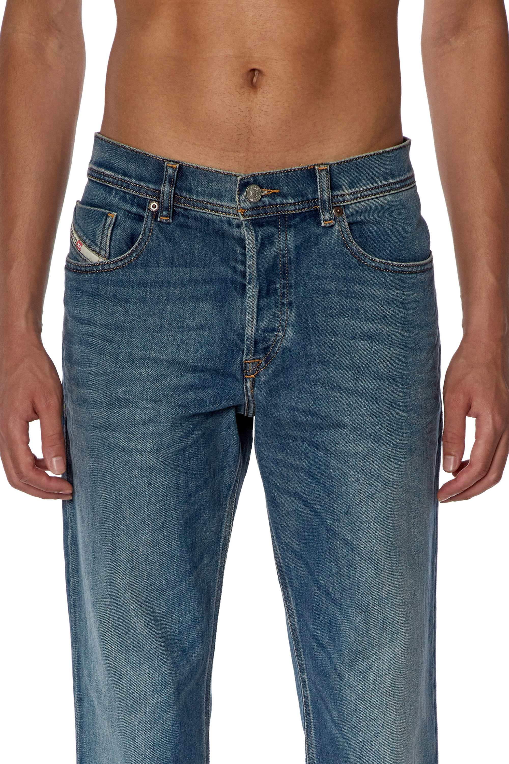Diesel - Tapered Jeans 2023 D-Finitive 09F88, Mittelblau - Image 3