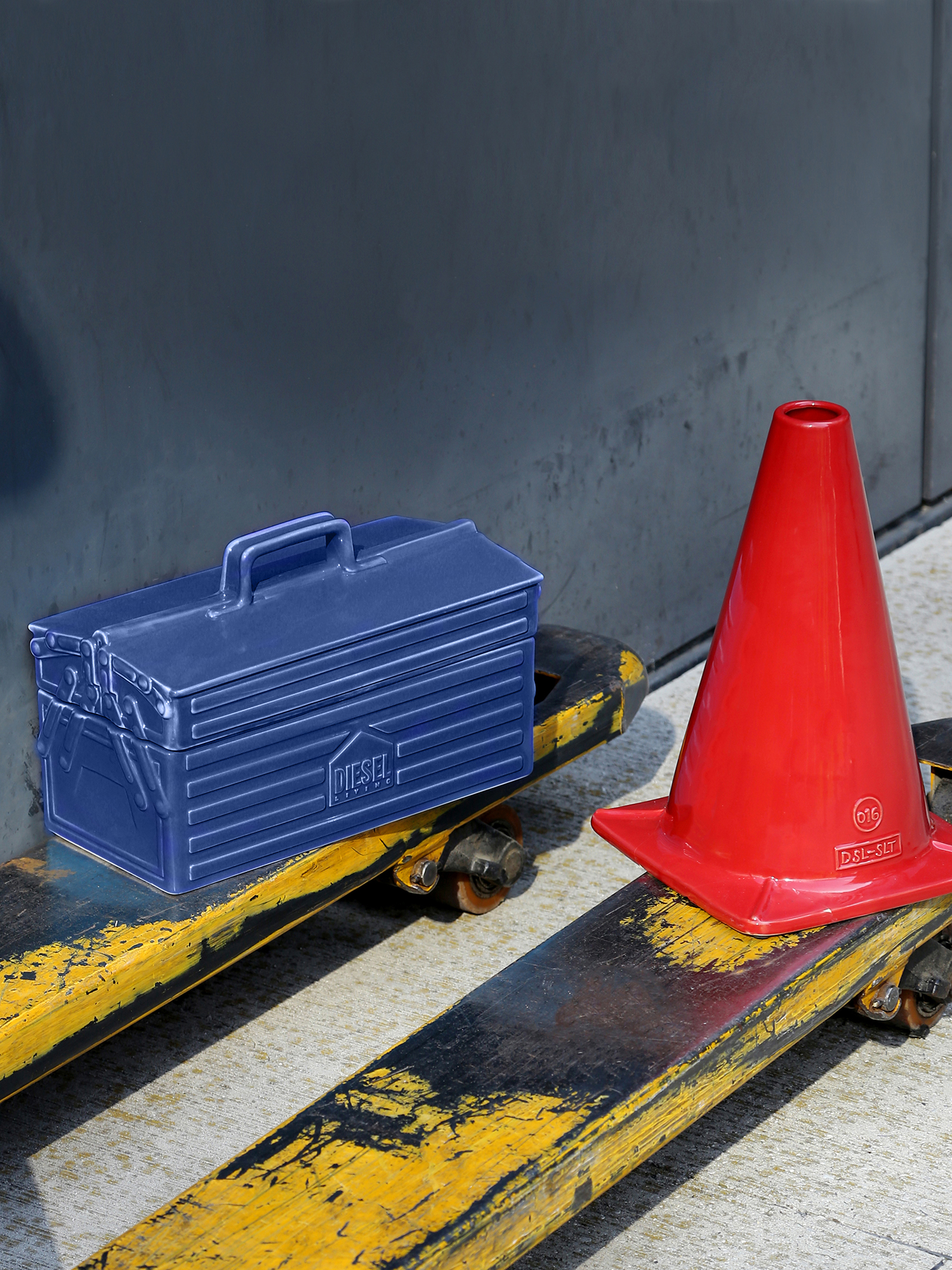 Diesel - 11055 WORK IS OVER, Unisex Rote Keramikvase im Leitkegel-Design in Feuerrot - 4