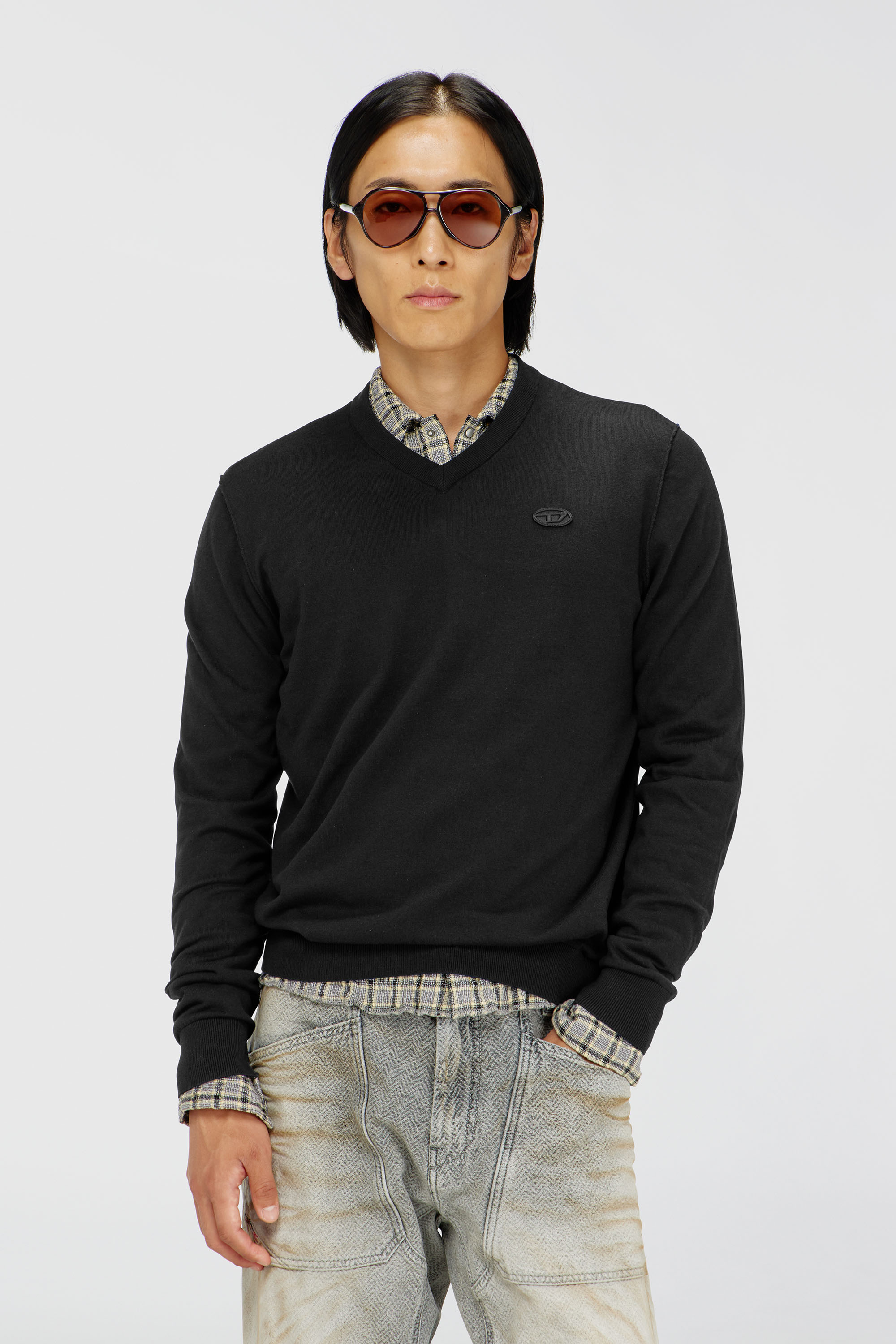 Diesel - K-FREEX-VNECK-TAG-T92, Herren Baumwollstrick mit V-Ausschnitt und tonalem Oval D Logo in Schwarz - 3