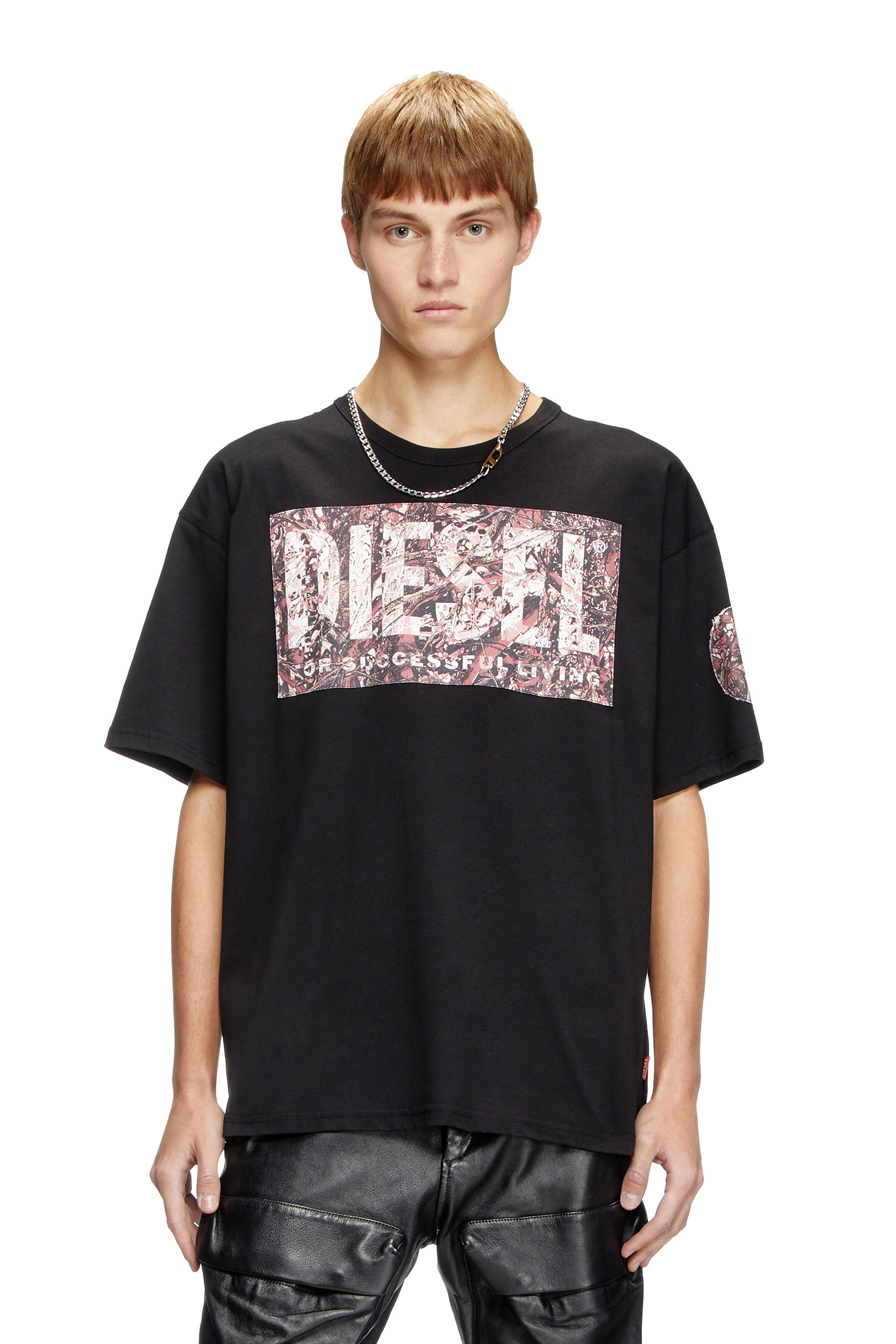 Diesel - T-BOXT-R22, Herren T-Shirt mit großem Gabardine-Patch-Logo in Schwarz - 1